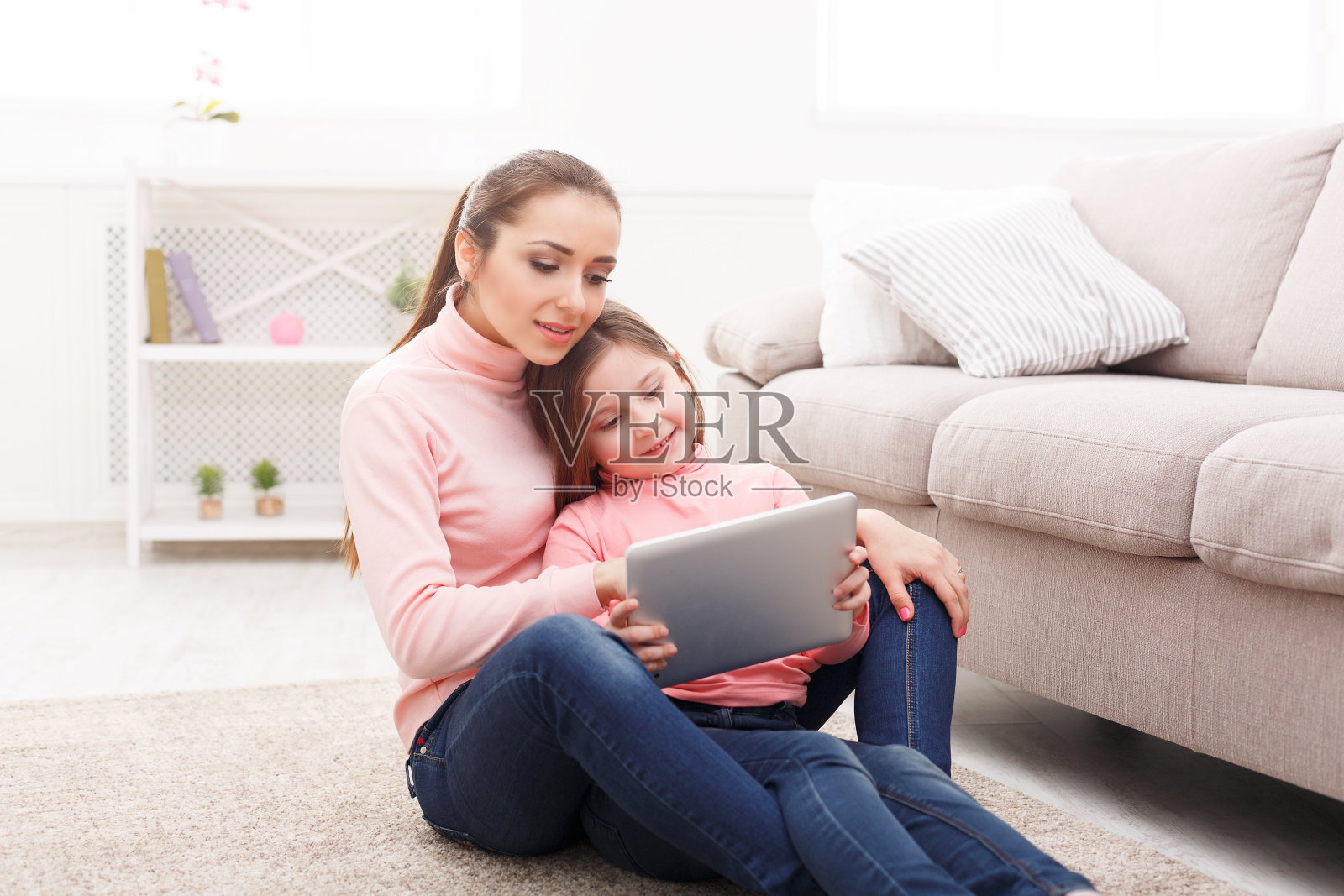 小女孩和她妈妈在家里用平板电脑照片摄影图片