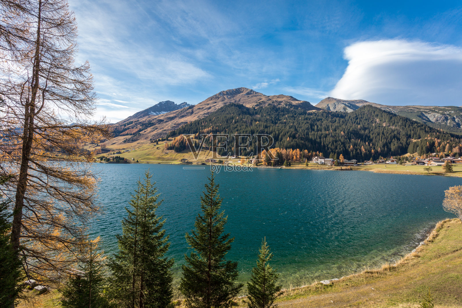 秋天在瑞士格里森的达沃斯湖照片摄影图片