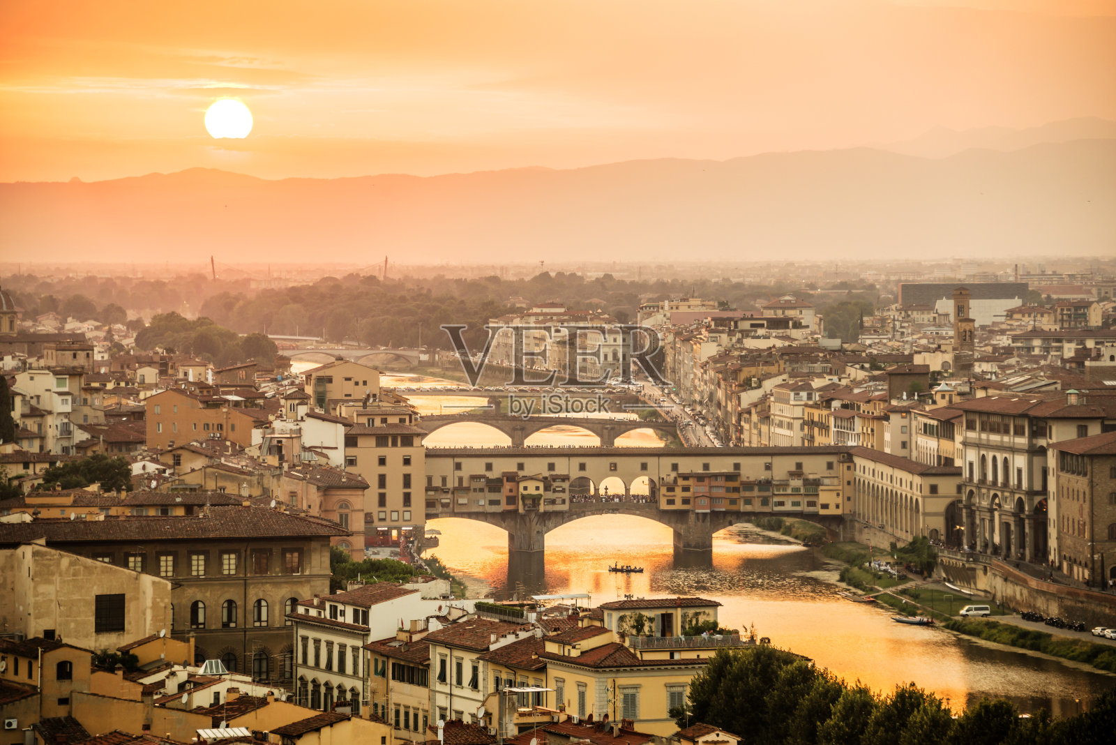 鸟瞰图佛罗伦萨与维琪奥桥和阿尔诺河日落，托斯卡纳，意大利照片摄影图片