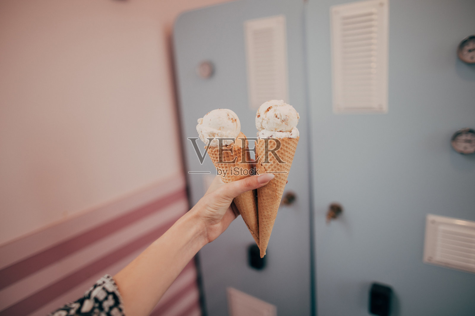 特写部分的女孩拿着美味的冰淇淋在华夫筒照片摄影图片