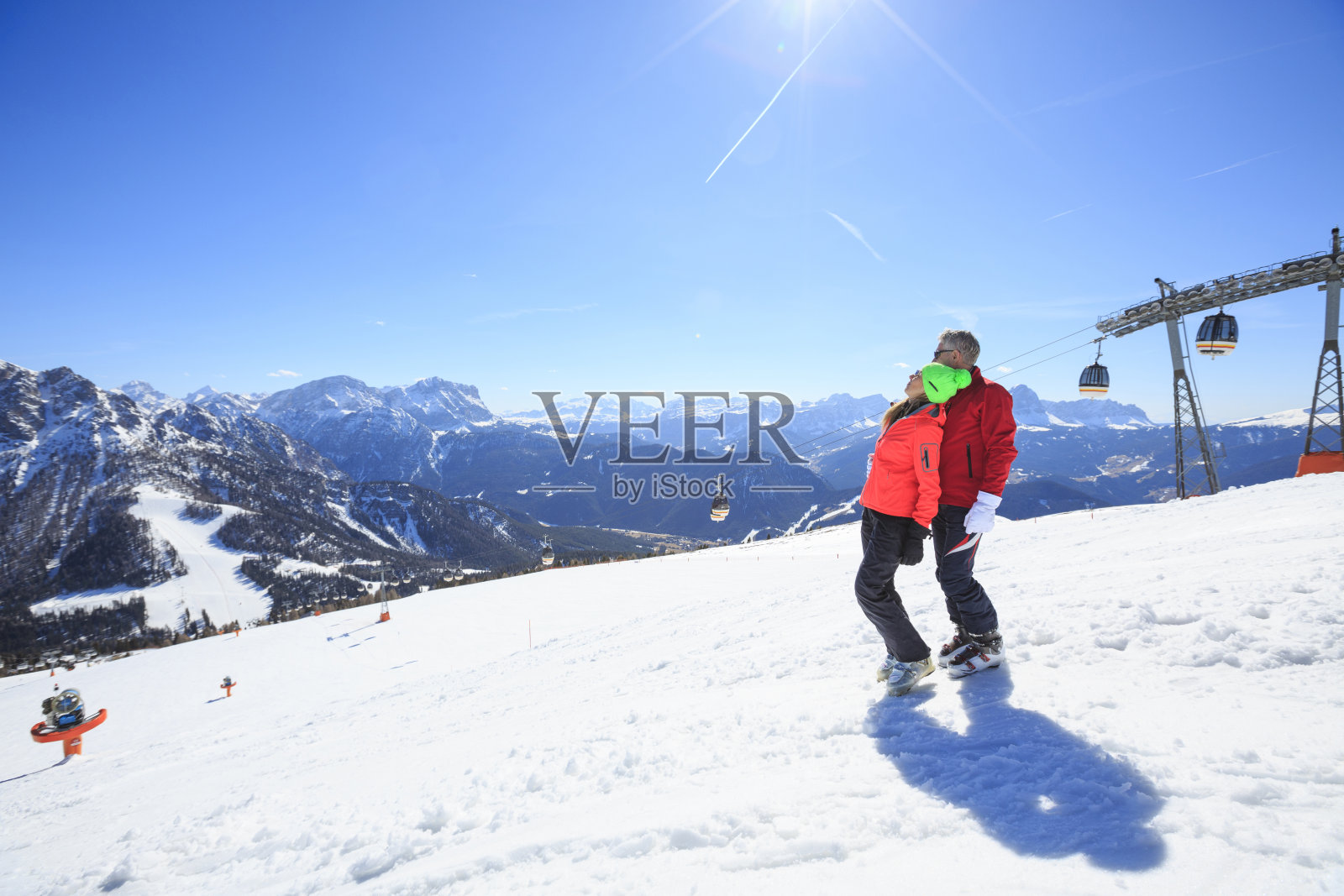 业余冬季运动高山滑雪。滑雪者。最好的朋友，男人和女人，滑雪者享受阳光明媚的滑雪胜地。高山雪景。Kronplatz，意大利南蒂罗尔的白云石山。照片摄影图片