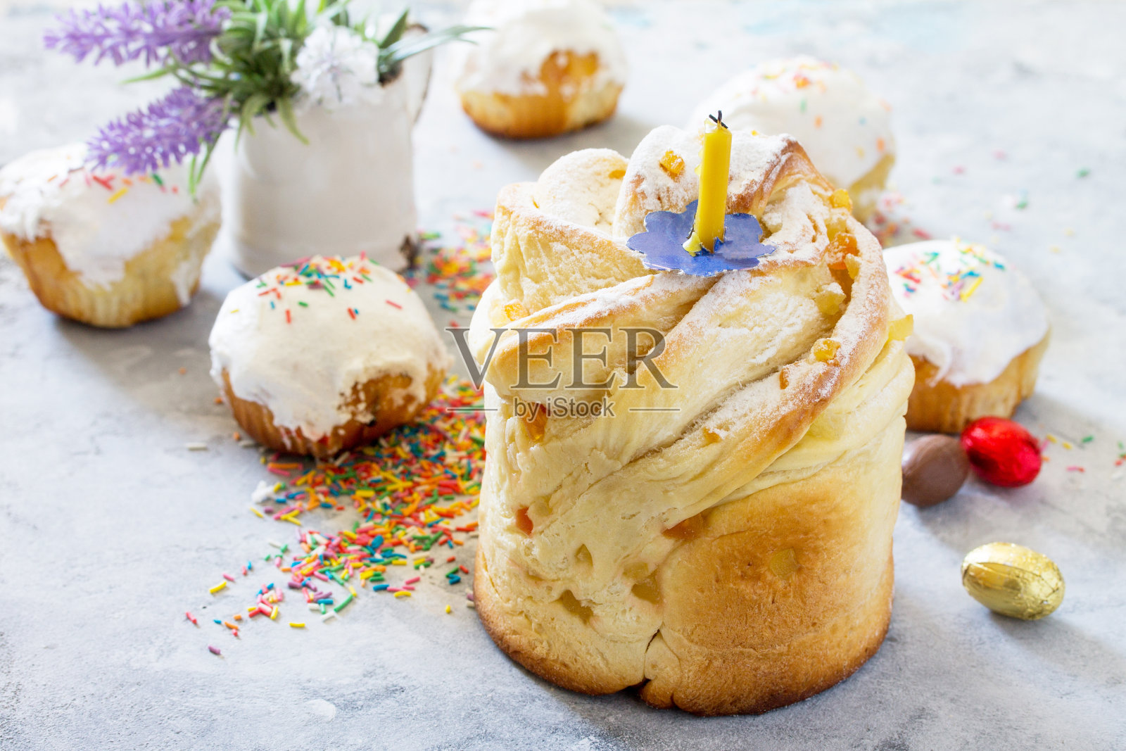 节日餐桌上的传统食物克鲁芬——面包蛋糕配蜜饯和复活节彩蛋。复活节的配方。照片摄影图片