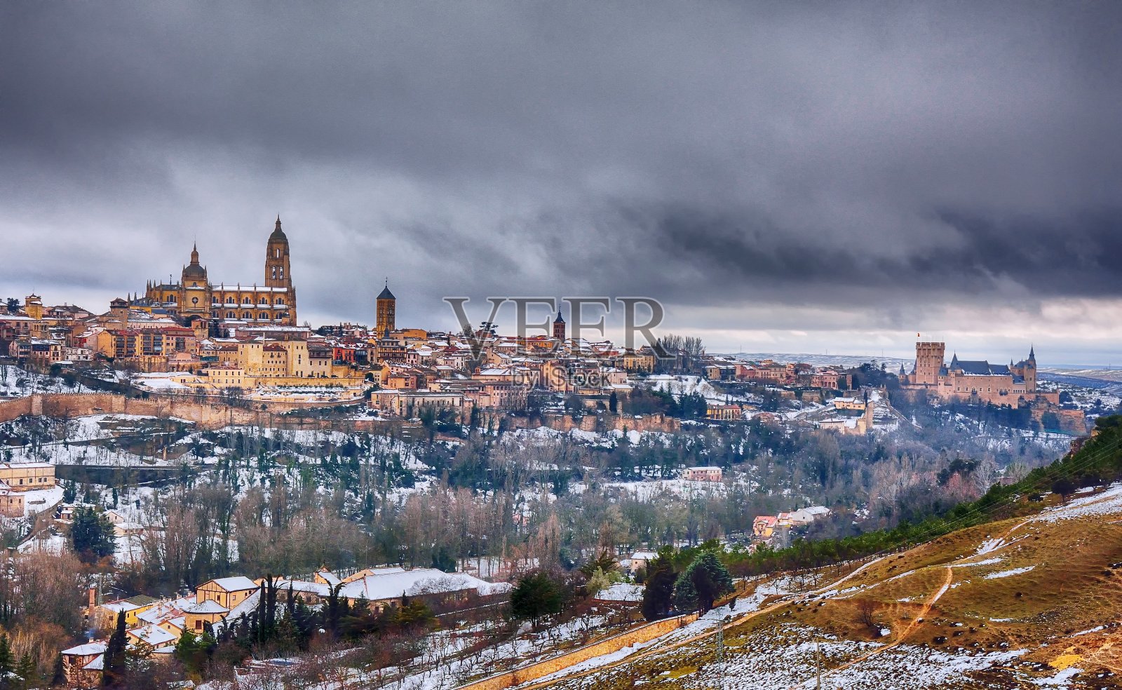 西班牙的塞戈维亚冬天下雪了。照片摄影图片