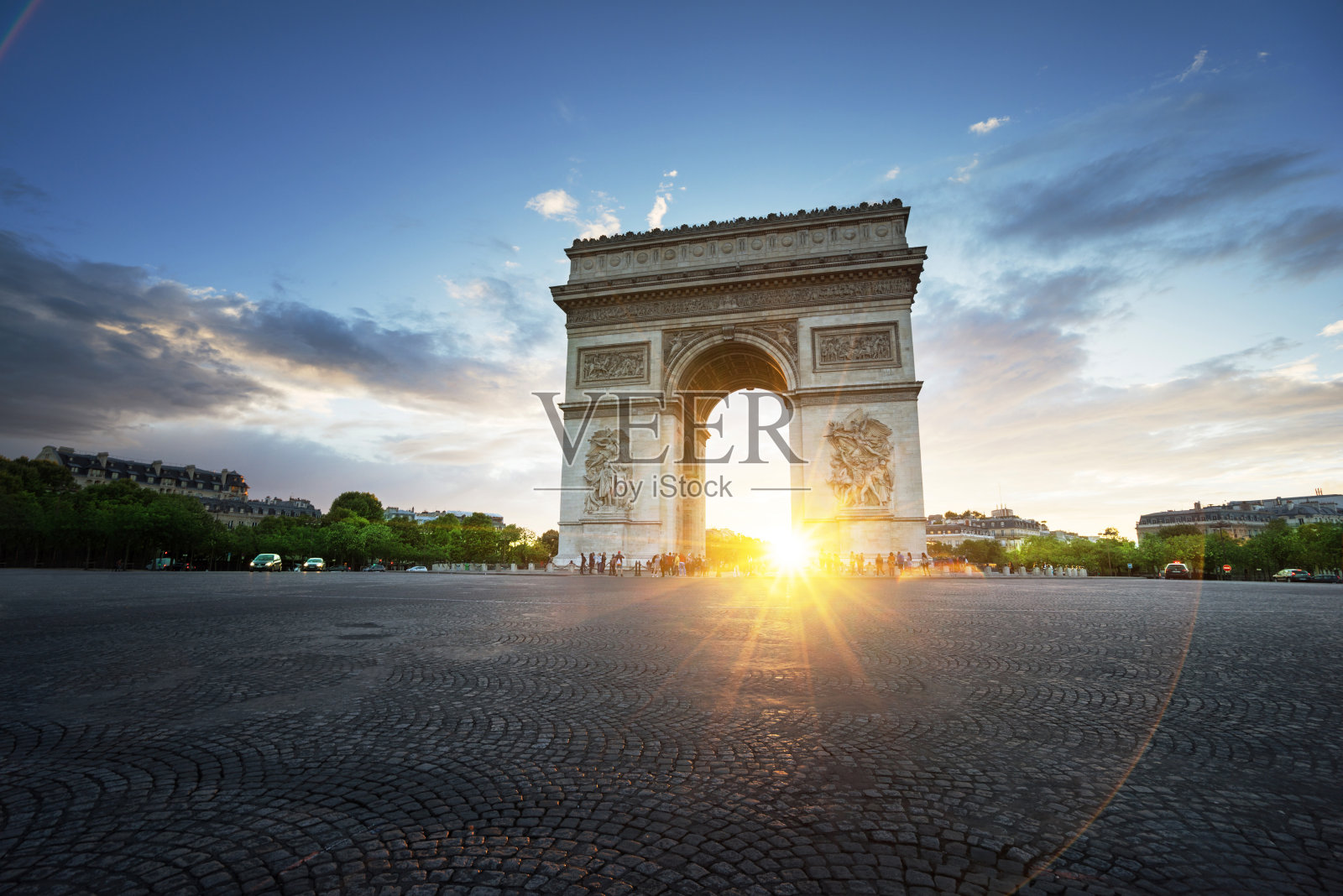 夕阳下的凯旋门，巴黎，法国照片摄影图片