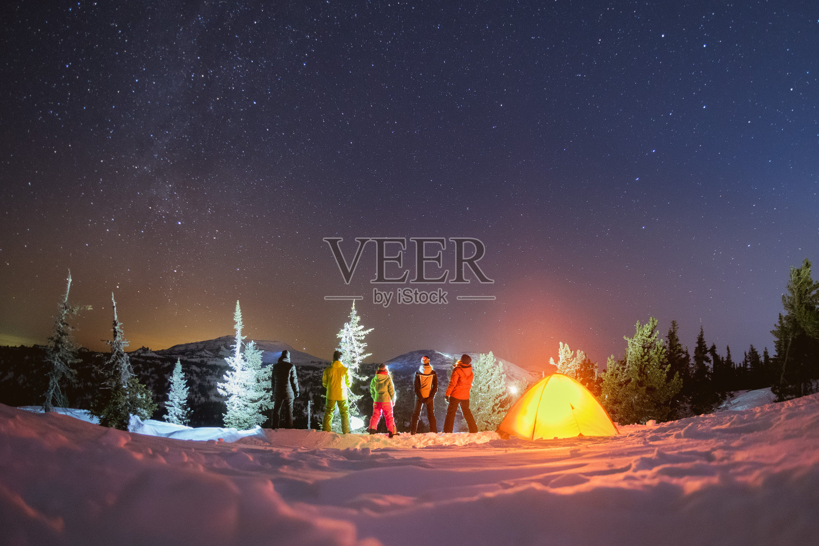 旅行夜晚露营冬季概念与朋友和帐篷照片摄影图片