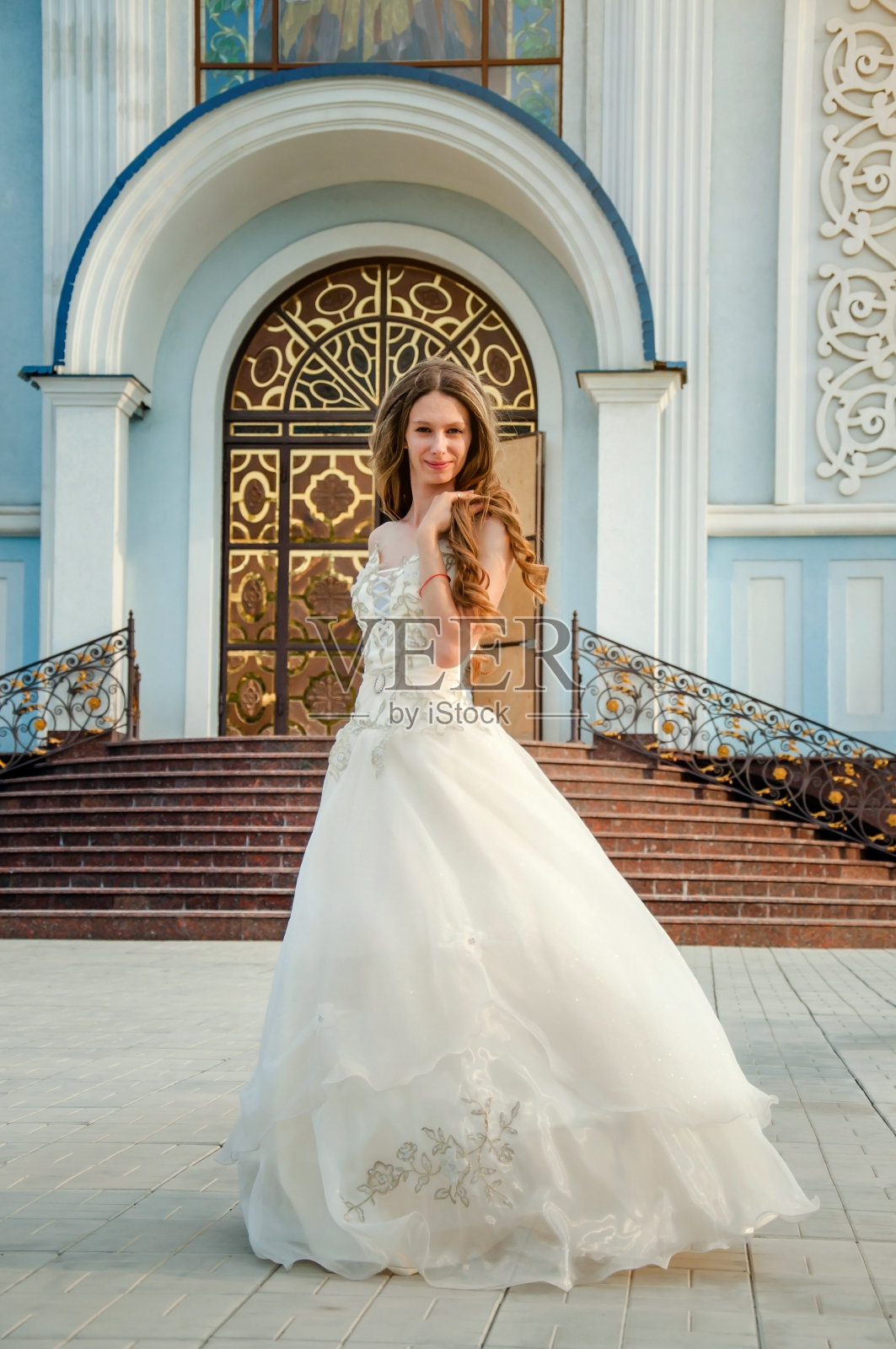 结婚的那一天。幸福美丽的新娘在白色的裙子照片摄影图片