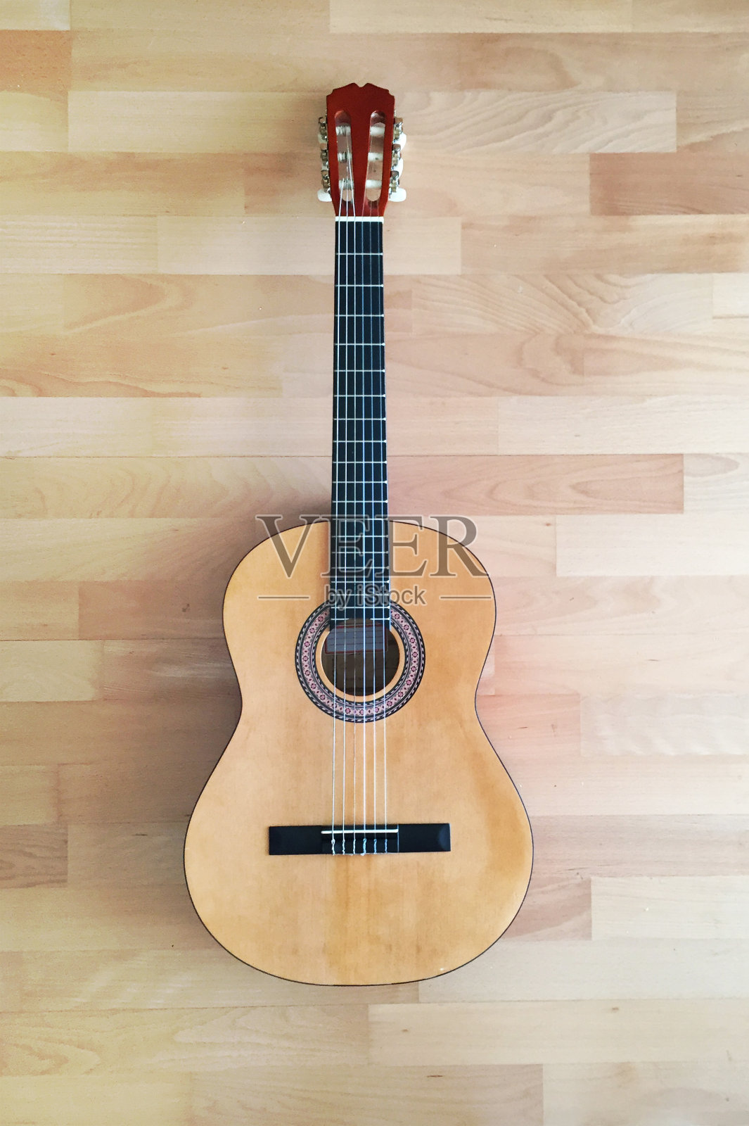 木制背景的西班牙吉他照片摄影图片
