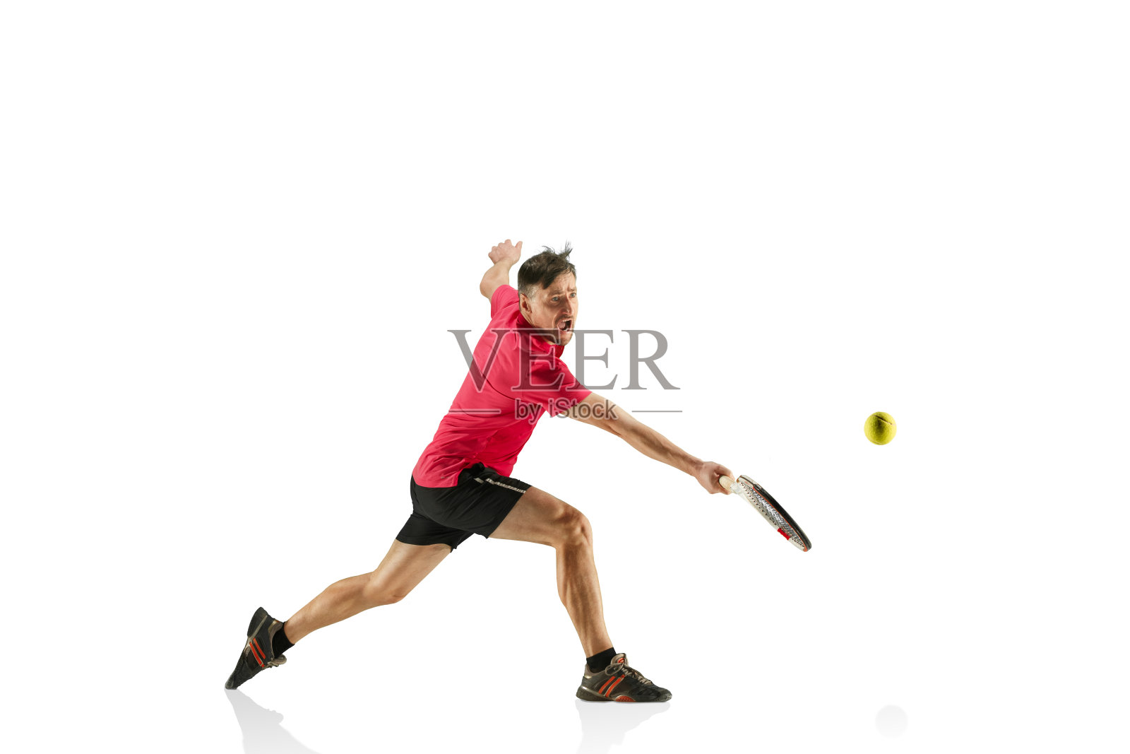 一名白人男子正在打网球，背景是白人照片摄影图片