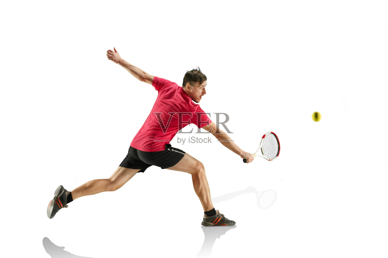 一名白人男子正在打网球，背景是白人照片摄影图片