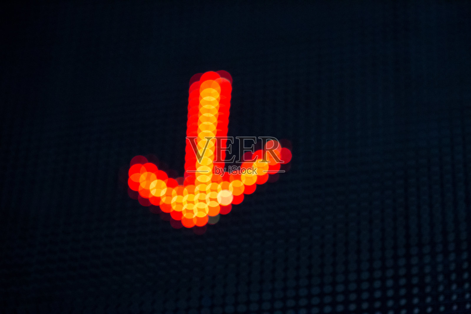 LED屏幕上向下的红色箭头设计元素照片摄影图片