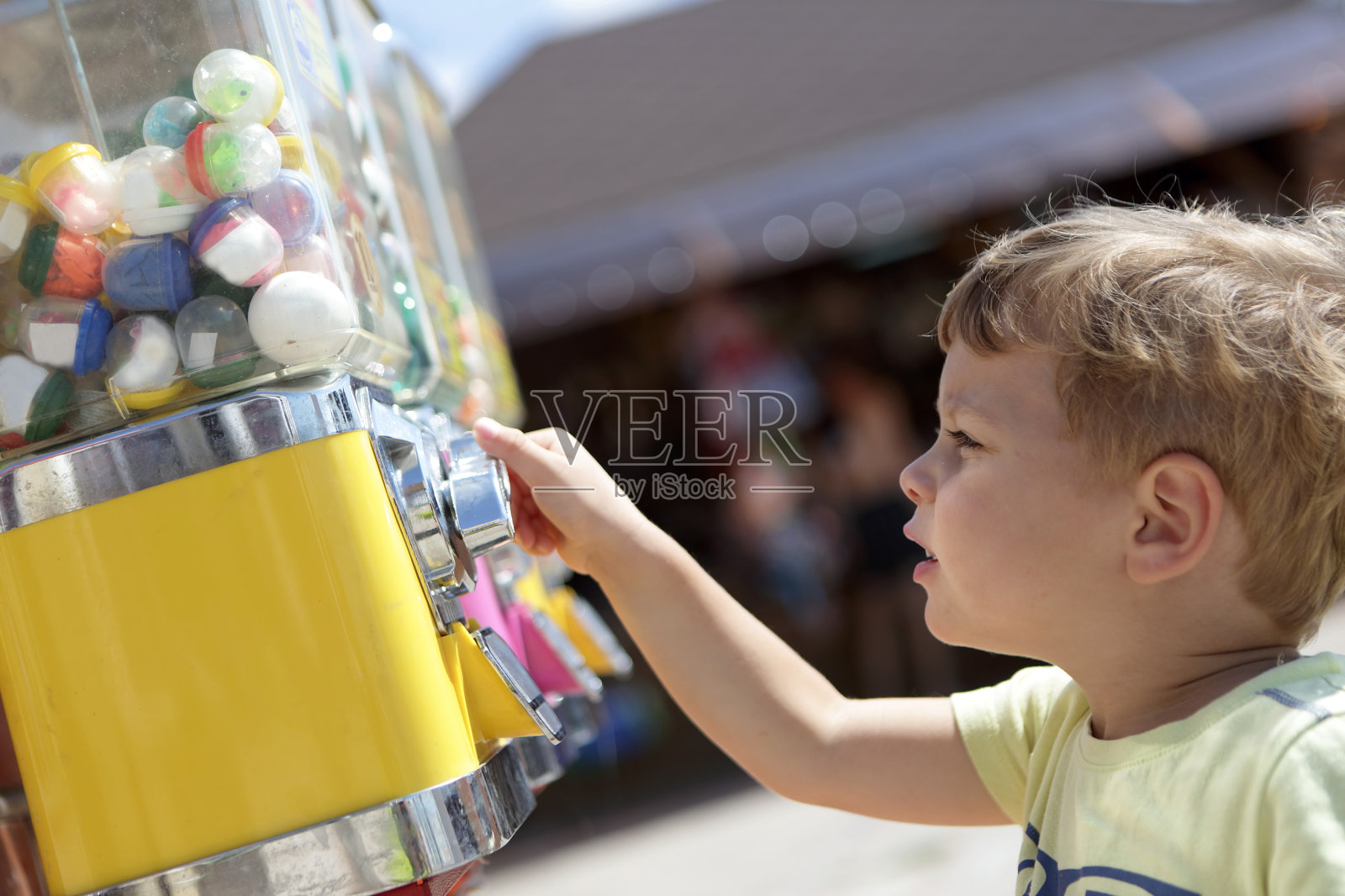 儿童使用自动售卖玩具照片摄影图片