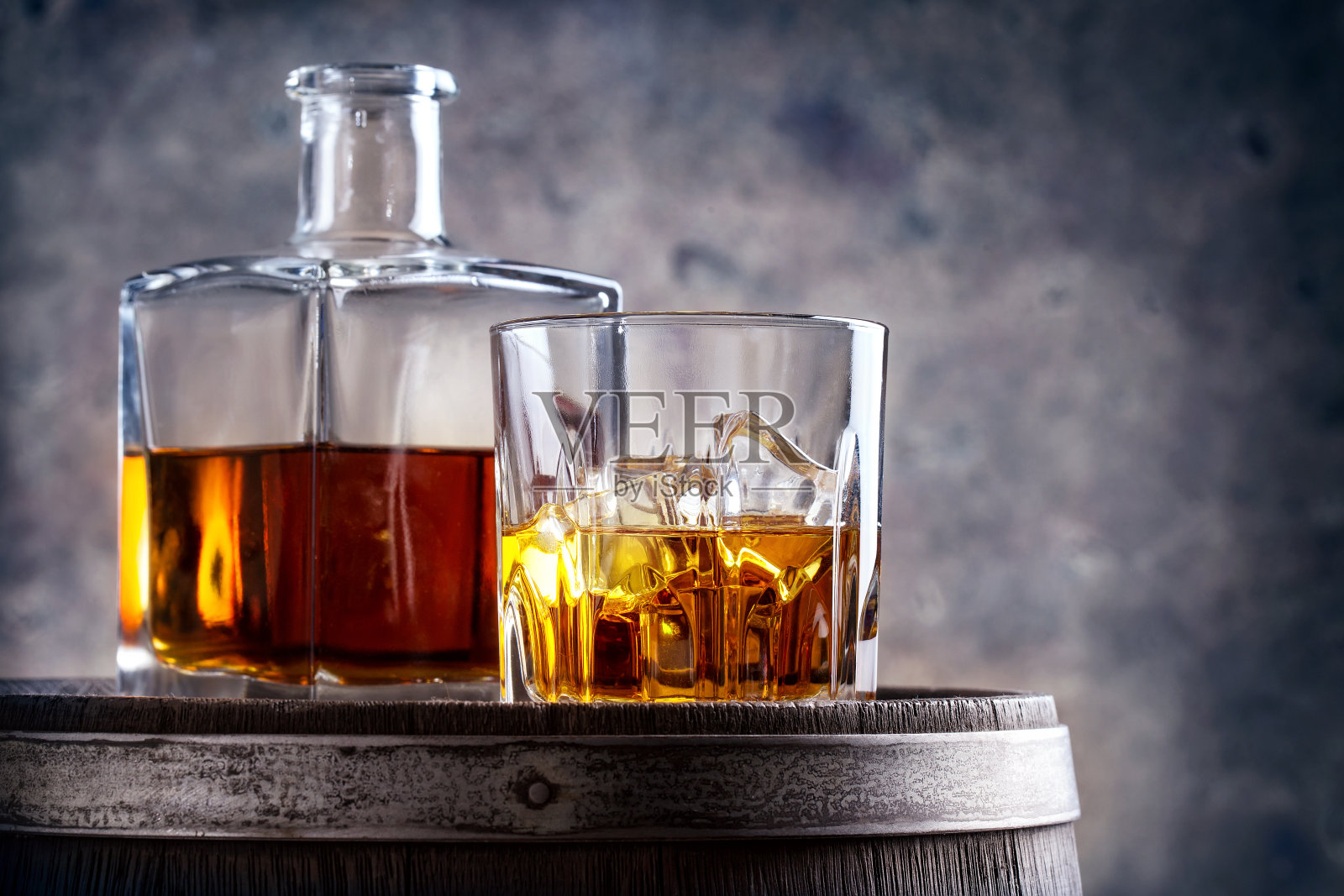 桶装威士忌的玻璃杯和酒瓶照片摄影图片