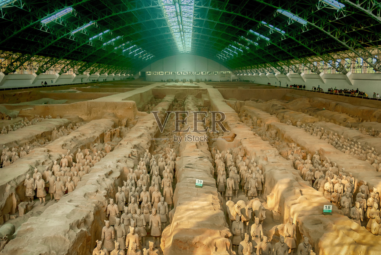 中国陕西西安——2007年10月23日:中国第一个皇帝秦始皇陵内著名的兵马俑。照片摄影图片