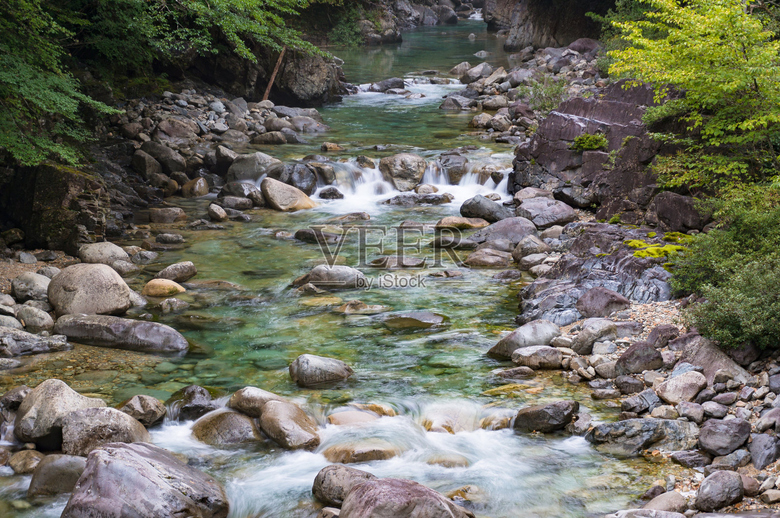 水从石头上流过。山河靠近照片摄影图片