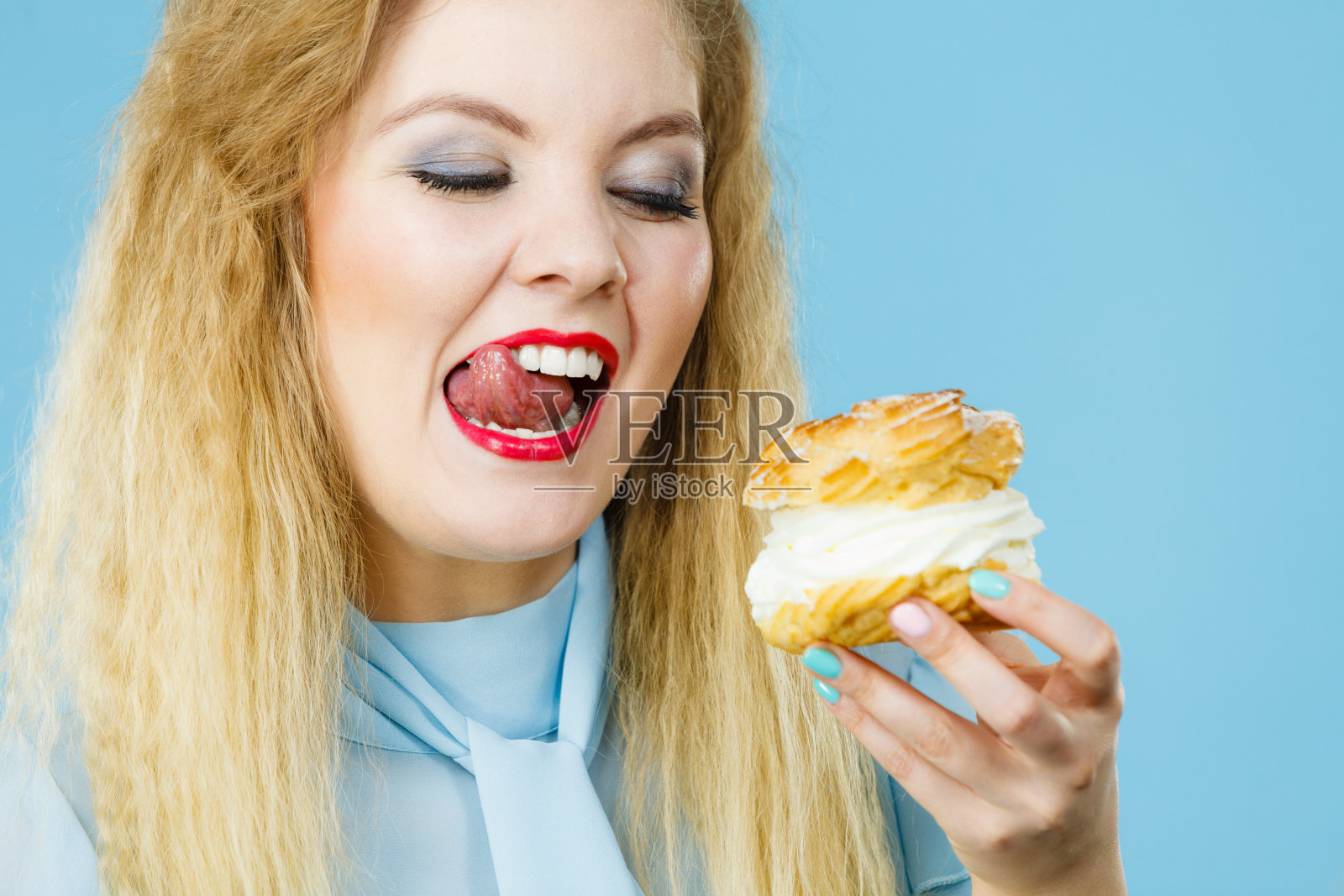 滑稽的女人拿着奶油松饼照片摄影图片