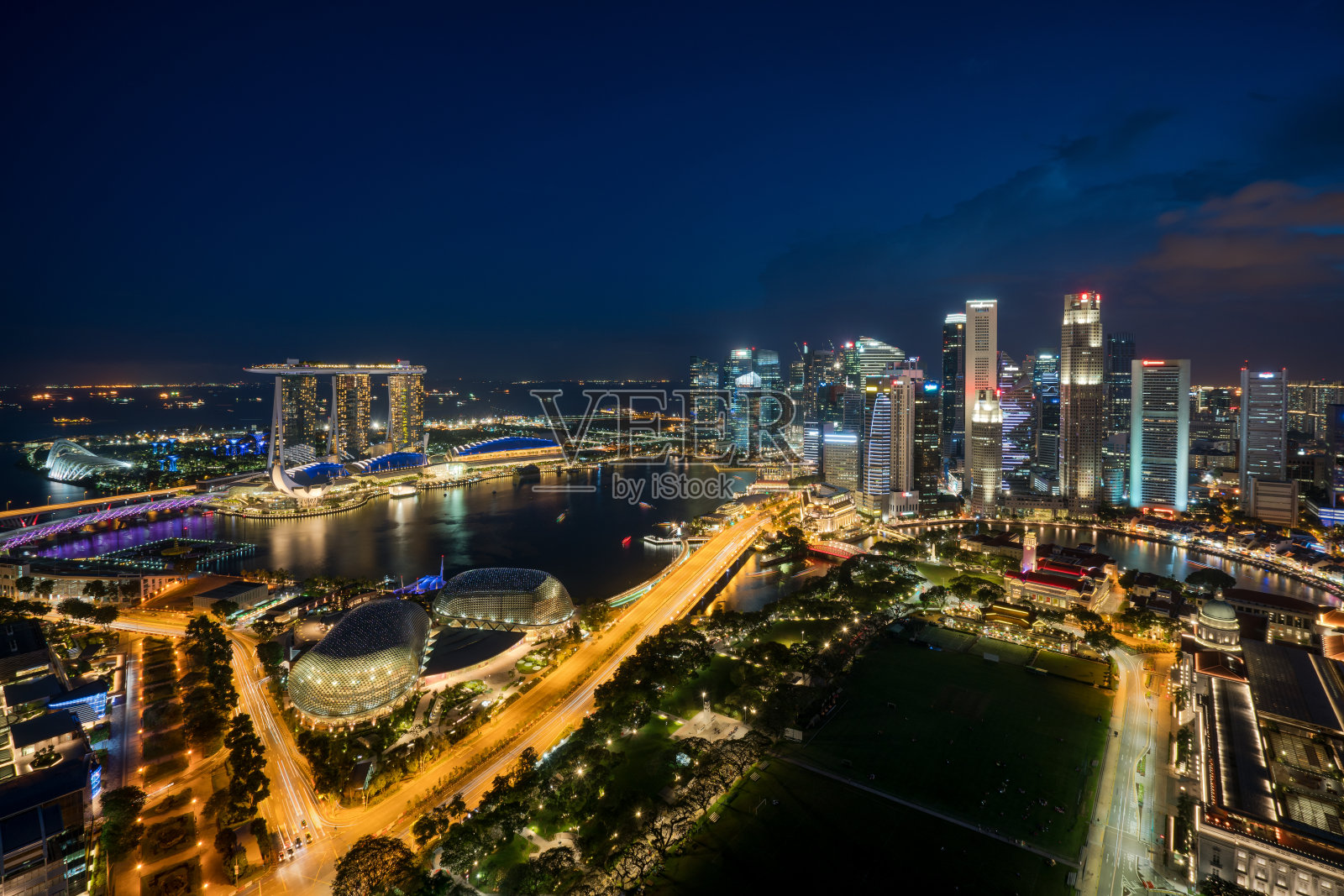 鸟瞰图新加坡商业区和城市的黄昏在新加坡，亚洲。照片摄影图片