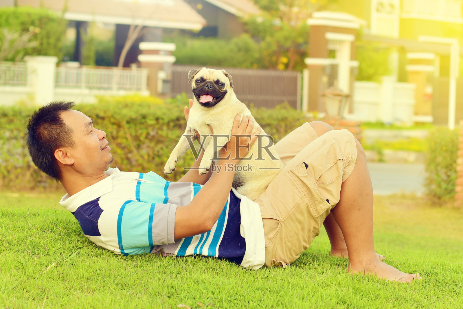 快乐的亚洲人与狗照片摄影图片