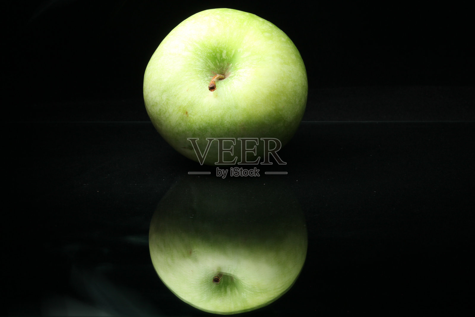 一个绿色的苹果在黑色的背景上的特写，孤立照片摄影图片