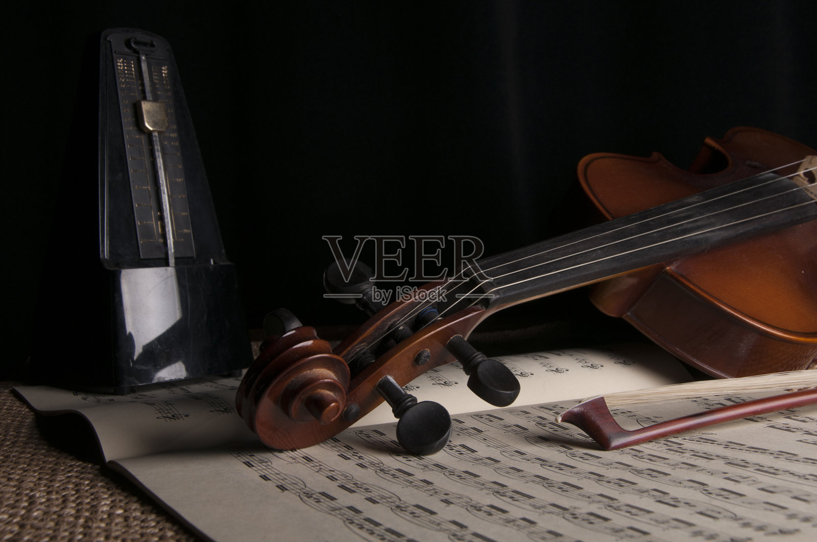 小提琴，松香，乐谱和节拍器照片摄影图片