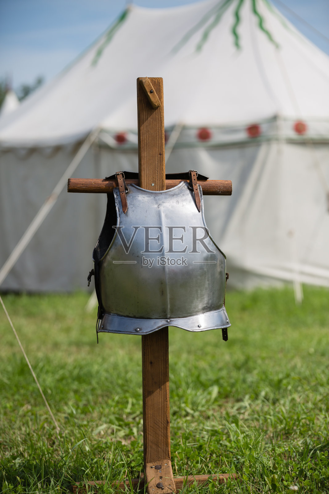 中世纪金属盔甲和古代帐篷的背景照片摄影图片