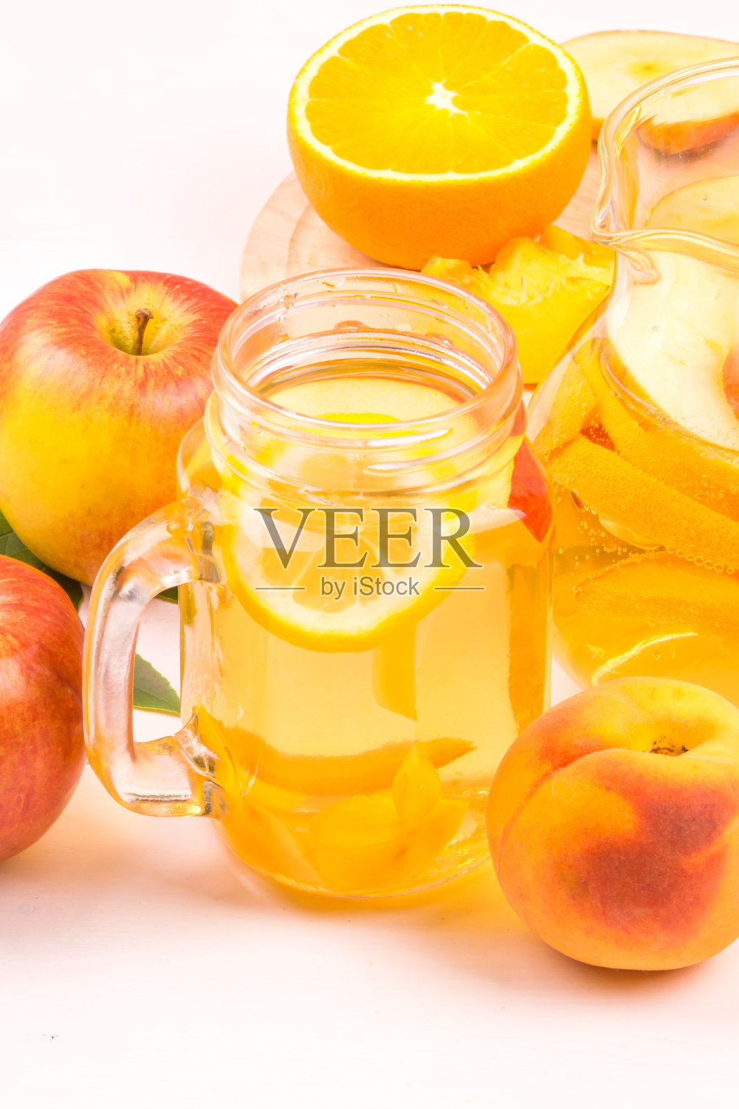 清爽清凉，排毒，从苹果，桃子和柑橘类水果在一个杯子上的水果桌上照片摄影图片
