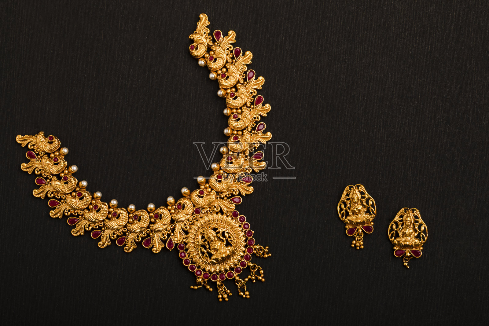 传统印度金项链与耳环照片摄影图片