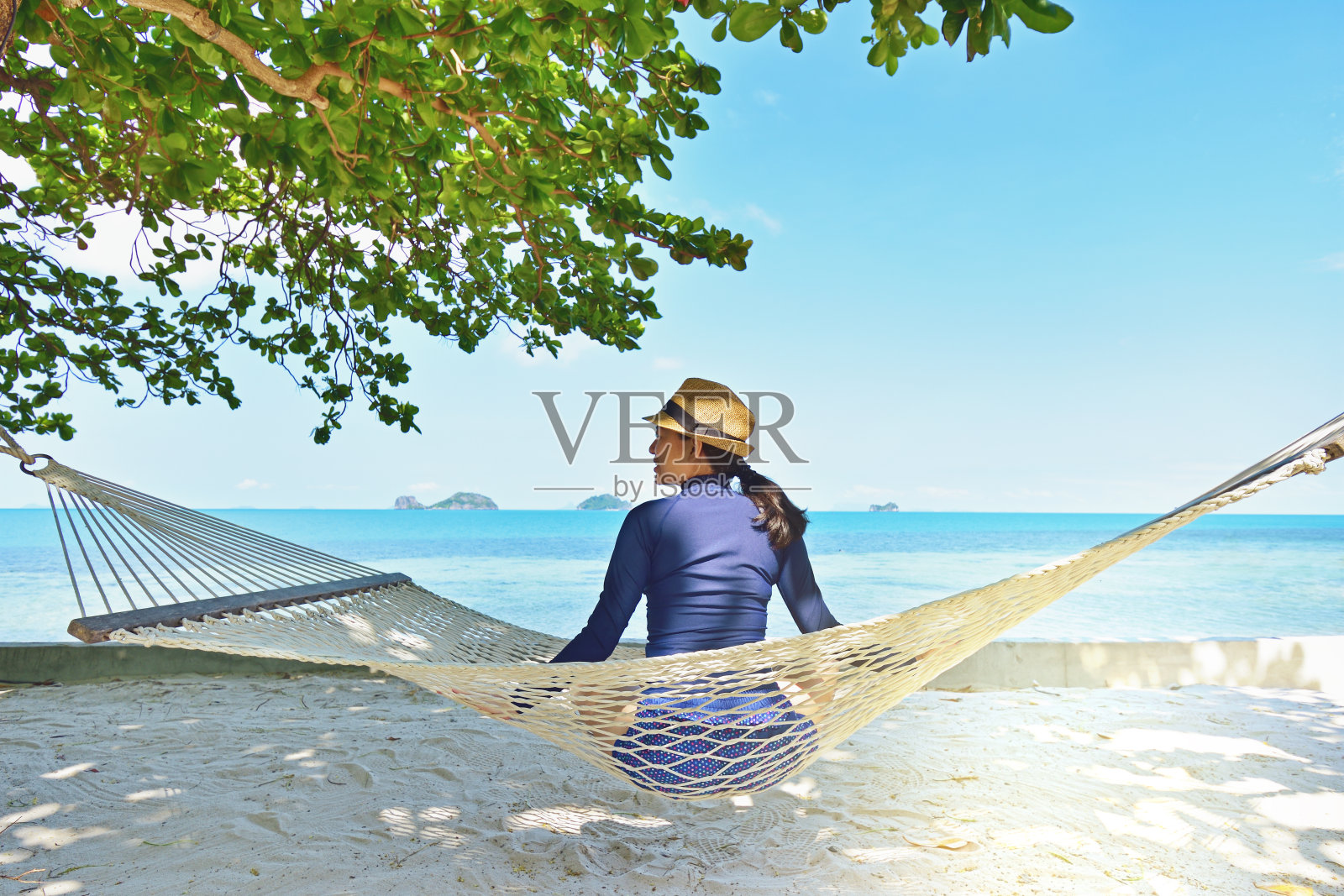 在泰国苏梅岛热带海滩的吊床上放松的女人照片摄影图片