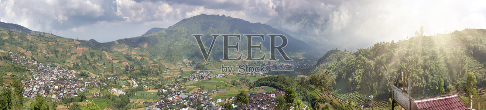 Java,印度尼西亚。从山上的山路上可以看到绿色的田野和山谷中的村庄照片摄影图片