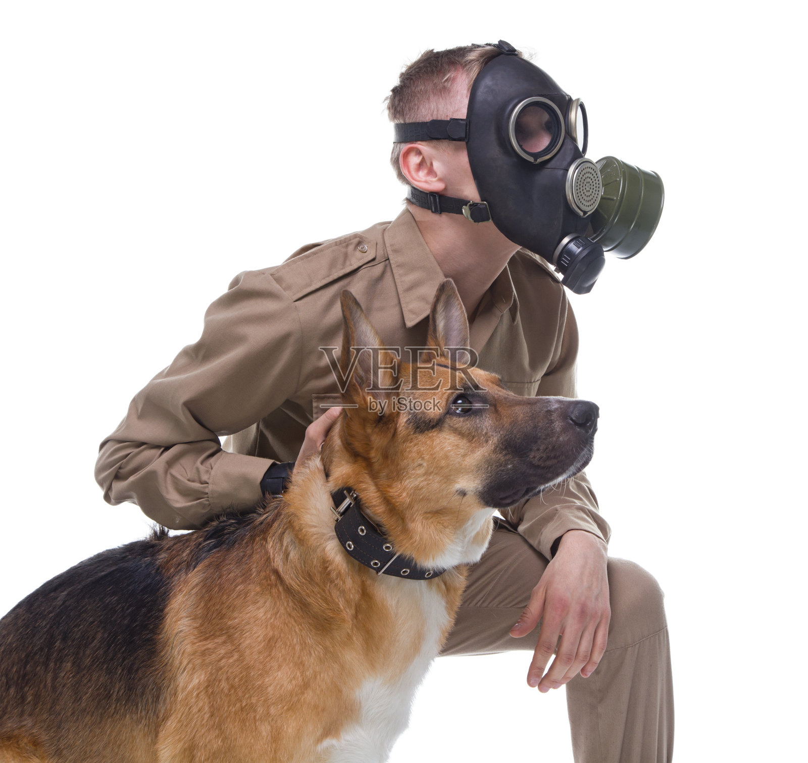 动物学家戴着防毒面具和狗在一起照片摄影图片