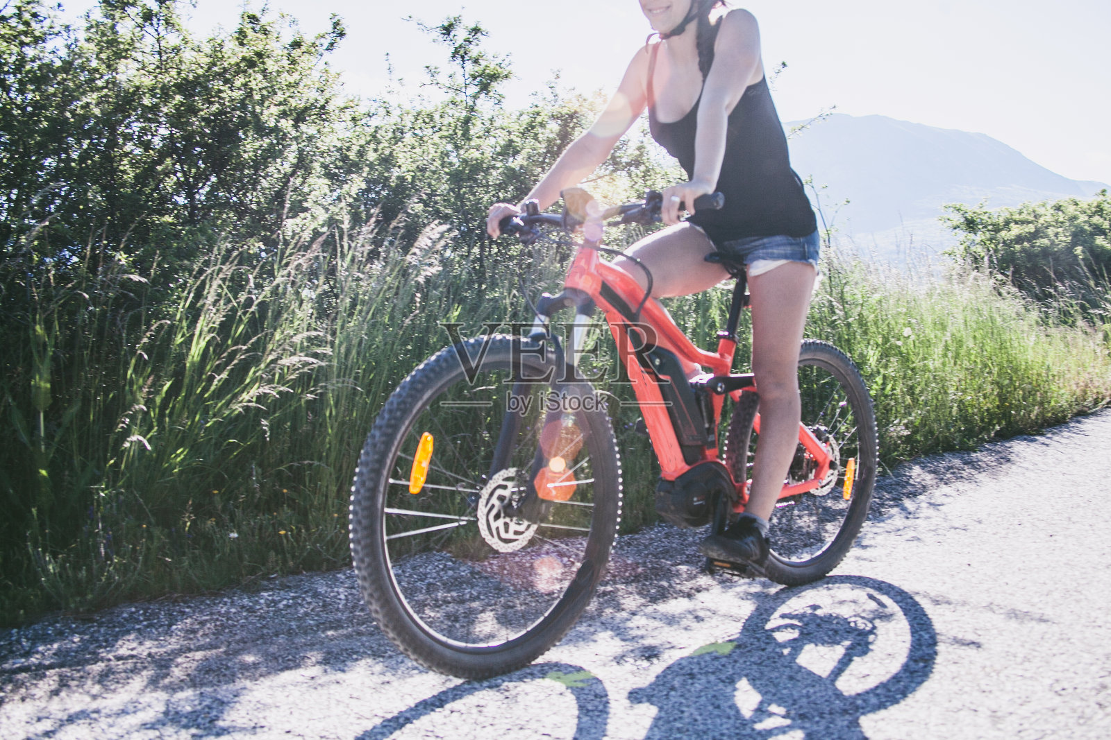 在意大利山上骑自行车的漂亮女孩照片摄影图片
