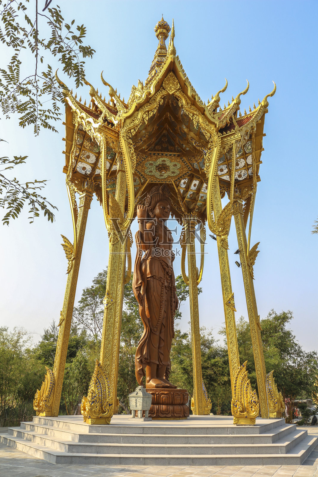 美丽的金色寺庙在古城曼谷附近照片摄影图片