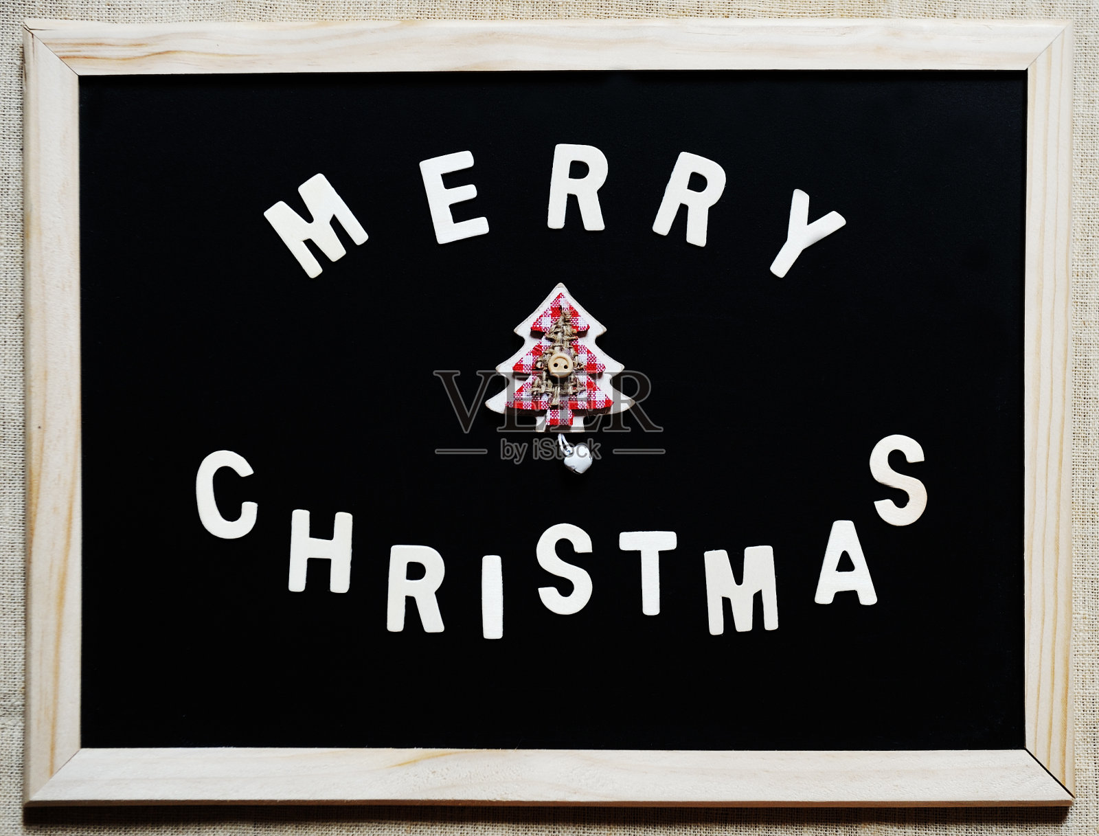 黑板上的圣诞树快乐照片摄影图片
