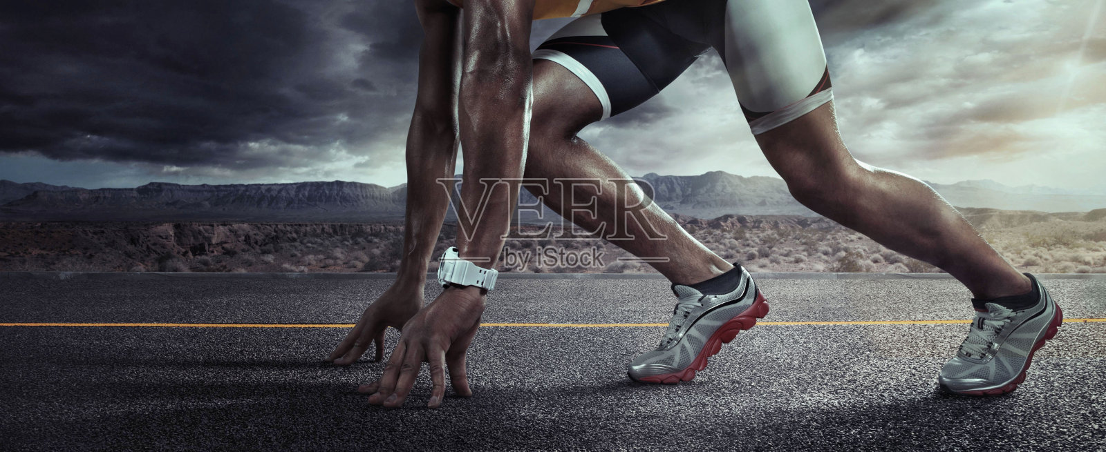 运动背景。跑步者的脚在路上跑，鞋子特写。开始行照片摄影图片