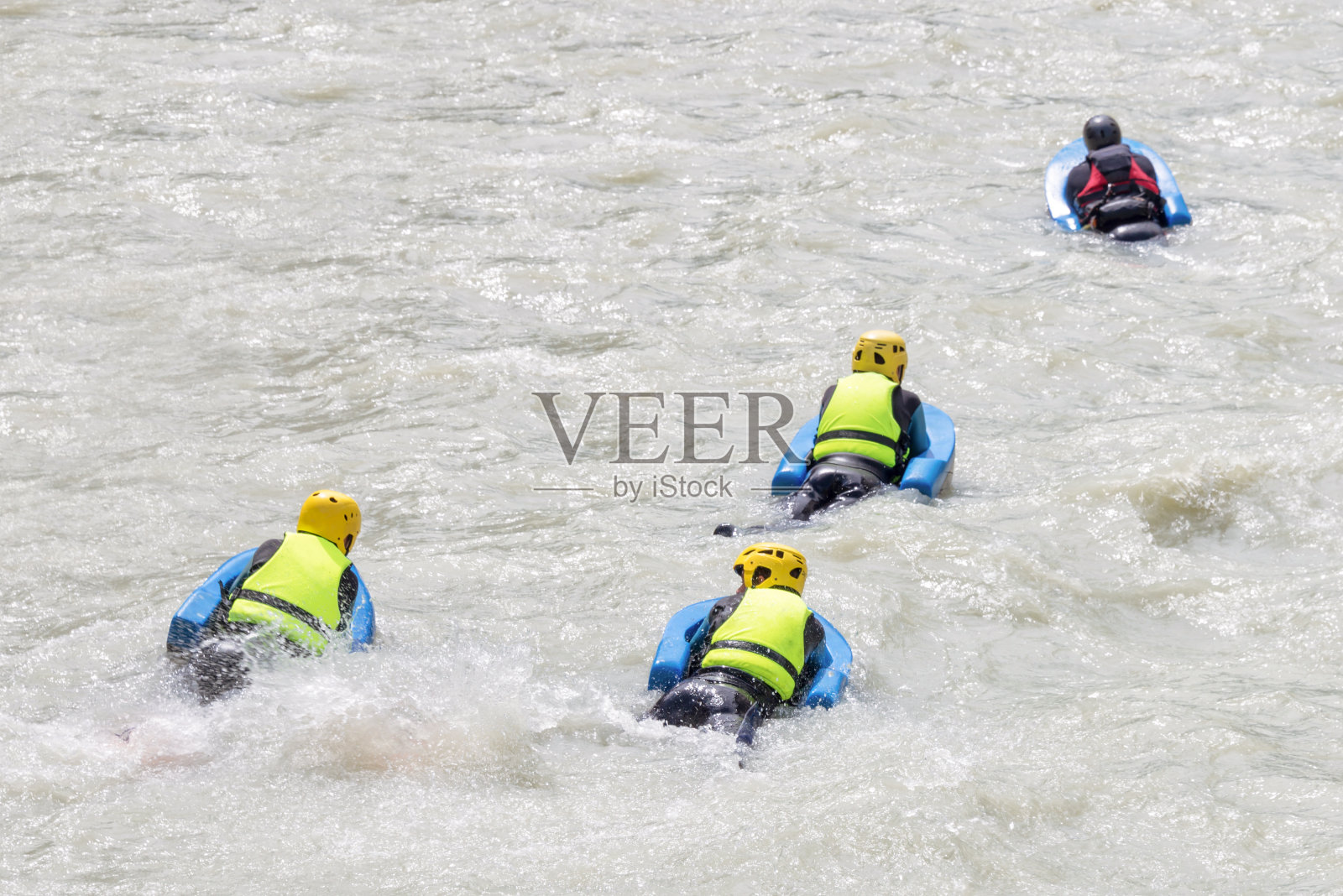 一群人在河虫在白色的水，活跃的假期，团队的概念照片摄影图片