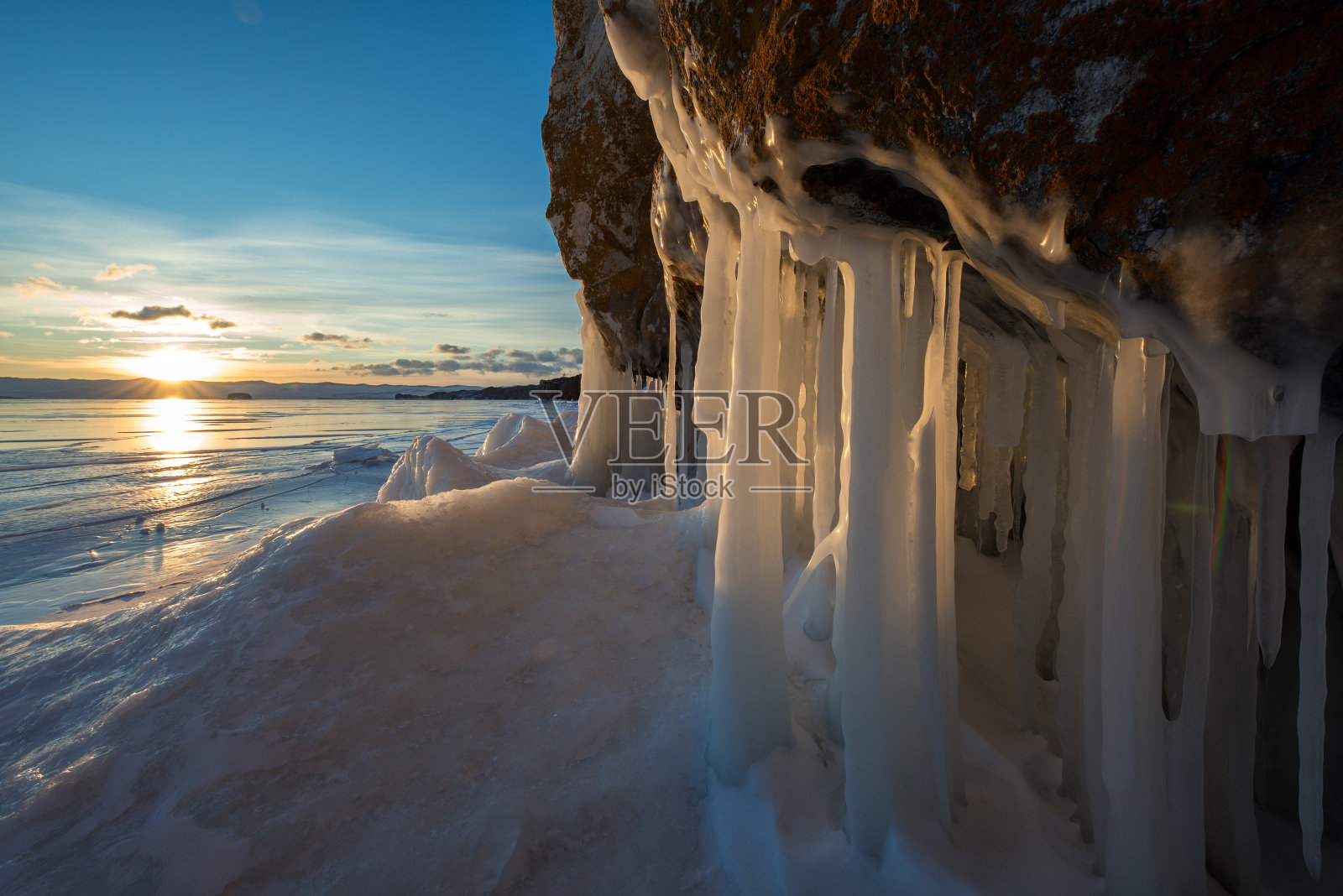 贝加尔湖上的悬崖覆盖着溅起的冰照片摄影图片