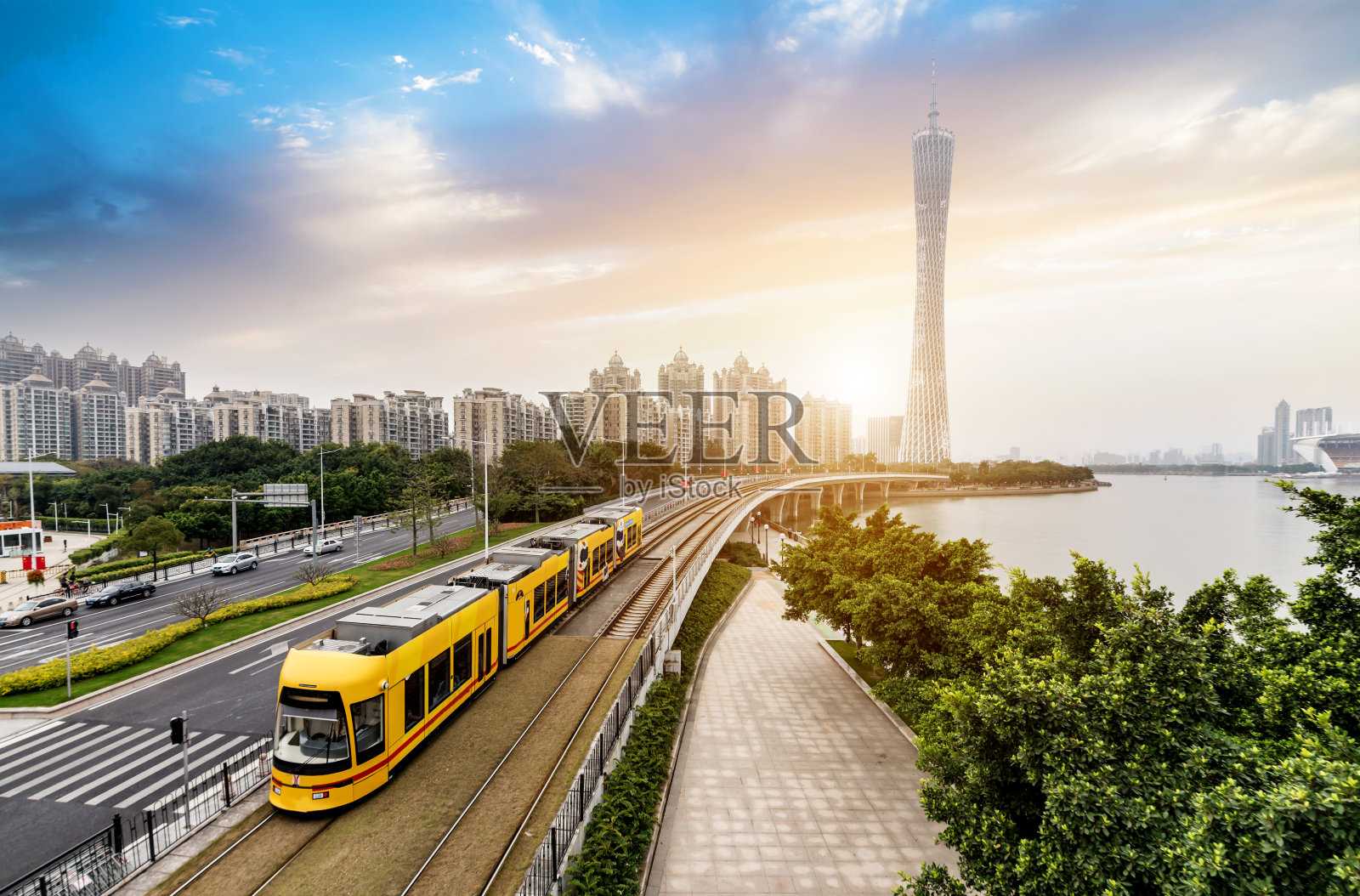 观光列车正在中国广州行驶照片摄影图片