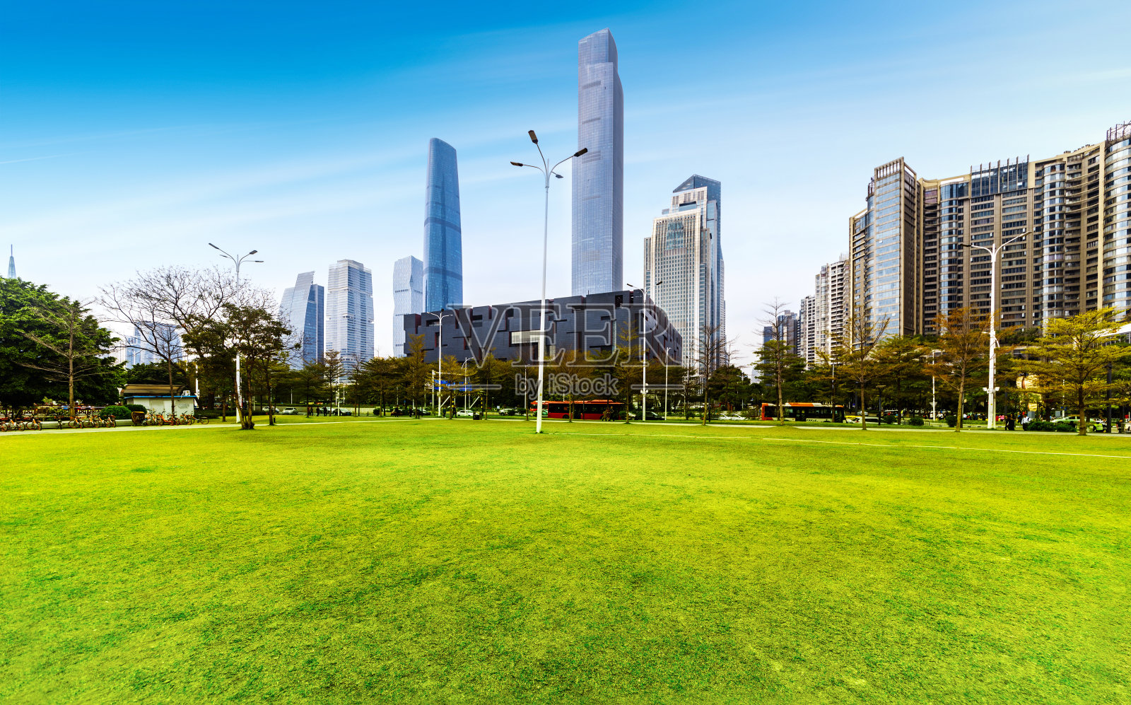 中国广州的公园绿色花园和现代城市建筑照片摄影图片