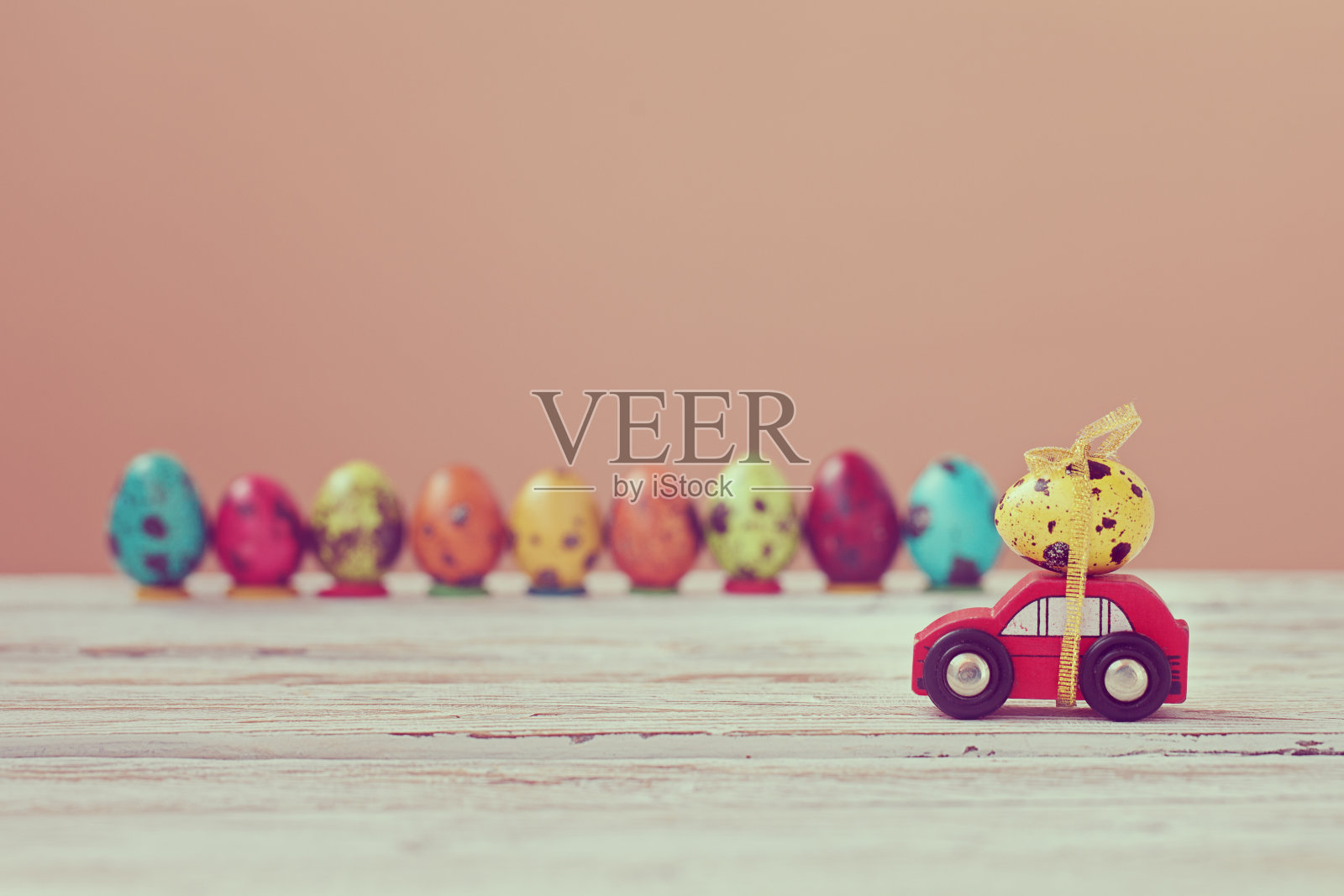 复活节概念-红色的玩具车载着黄色的蛋。健美的图片照片摄影图片