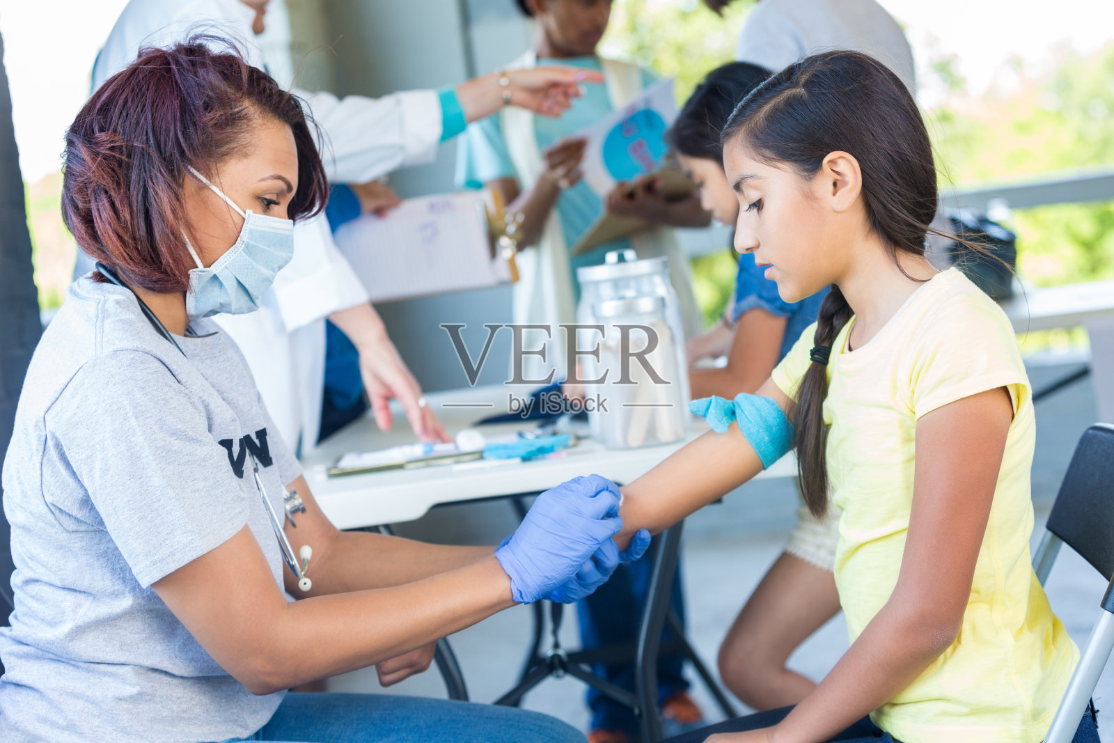 女医生准备给女孩注射流感疫苗照片摄影图片