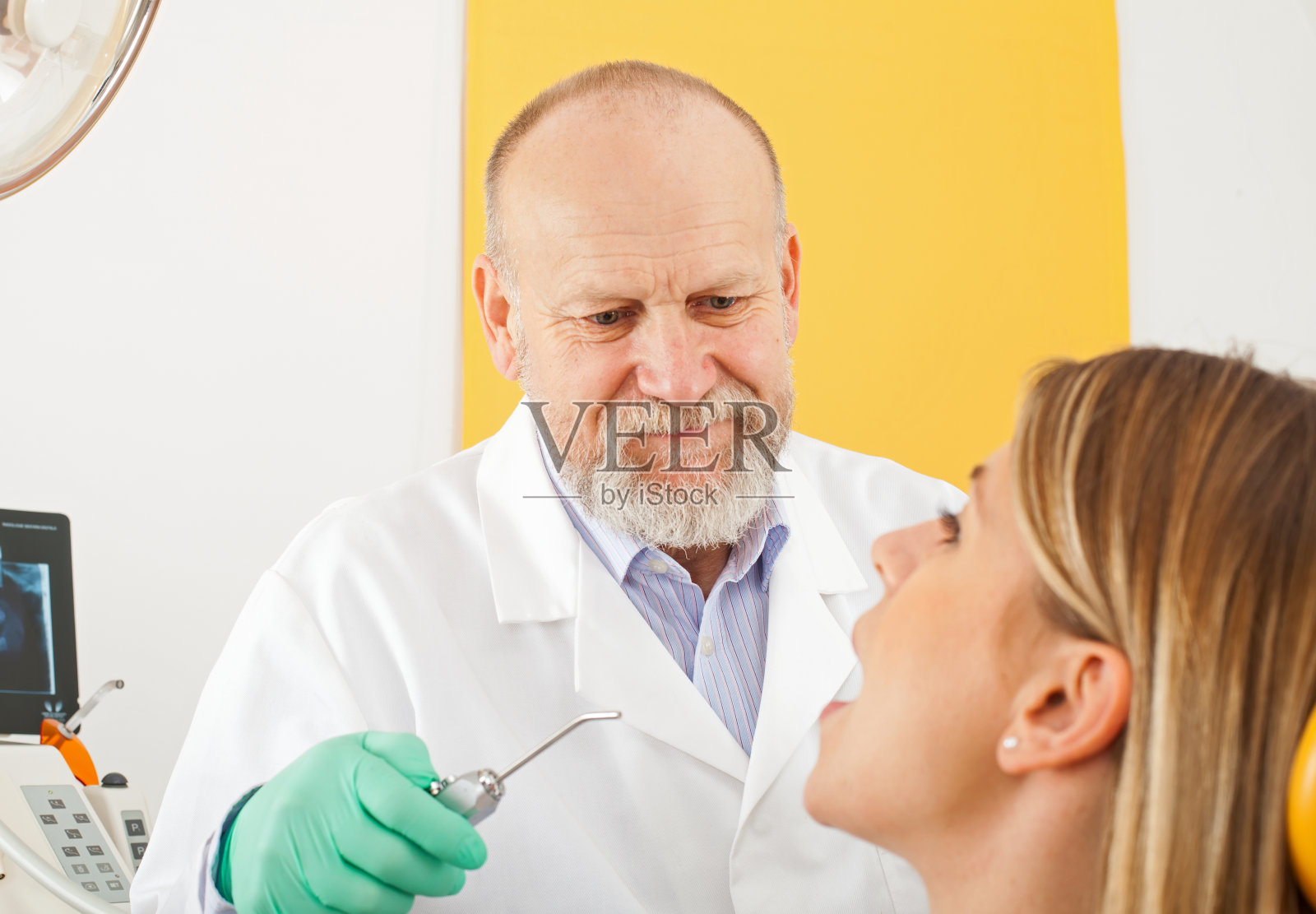 男牙医正在检查放射照相照片摄影图片