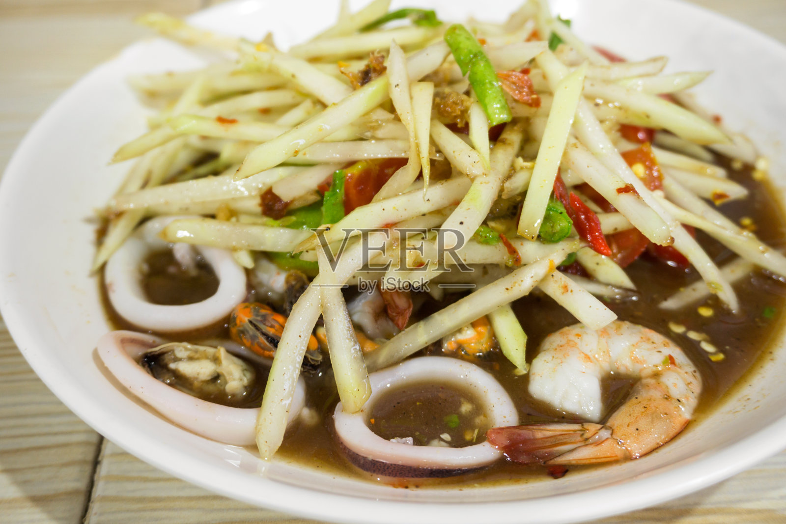 泰式辣味木瓜海鲜沙拉，泰式名菜“Somtum”照片摄影图片
