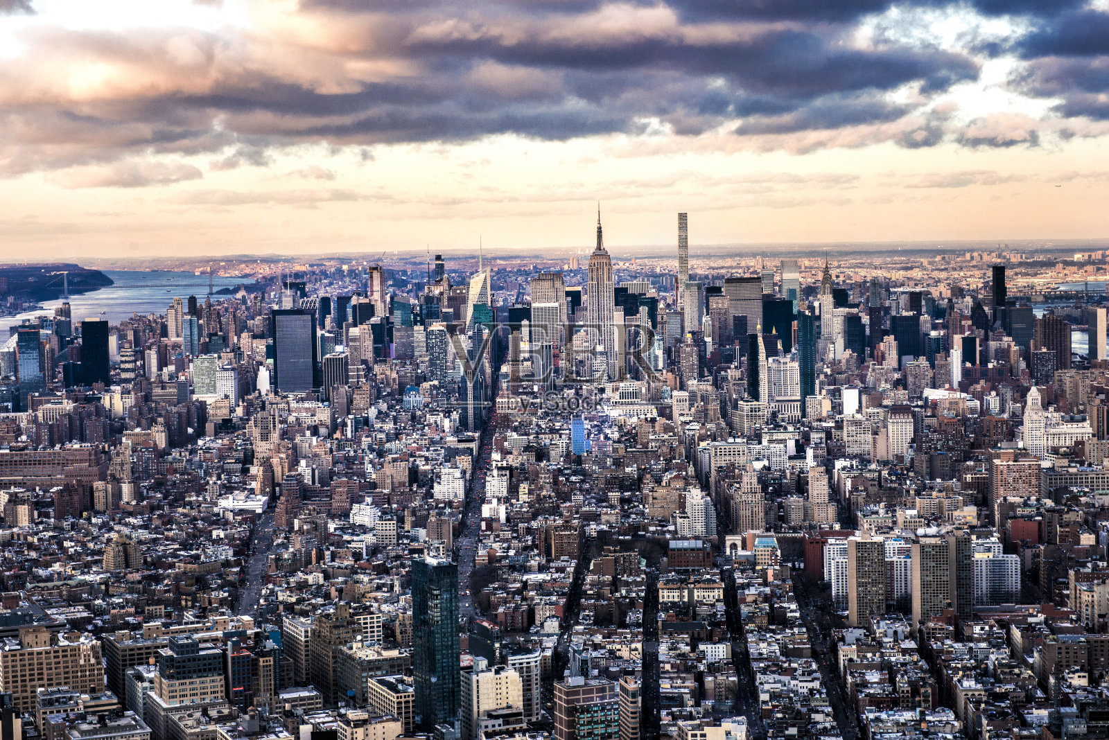 在美国纽约，通过世界贸易中心的观察点的曼哈顿天际线的广角视图照片摄影图片
