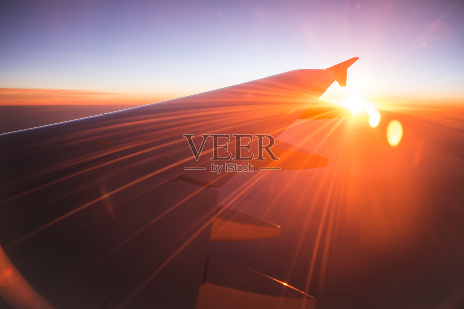 飞机机翼对壮观的日落照片摄影图片