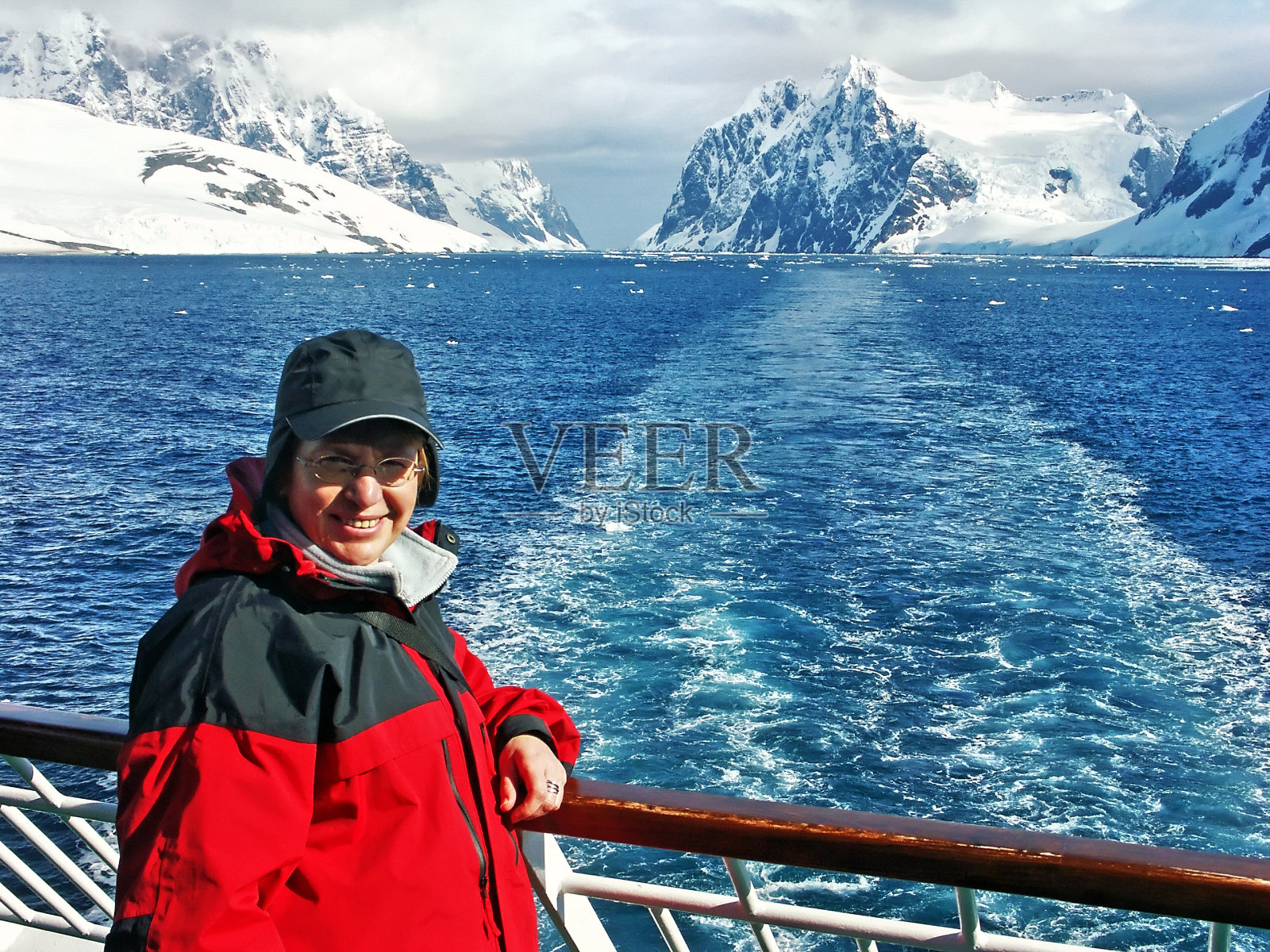 穿过南极勒梅尔海峡照片摄影图片