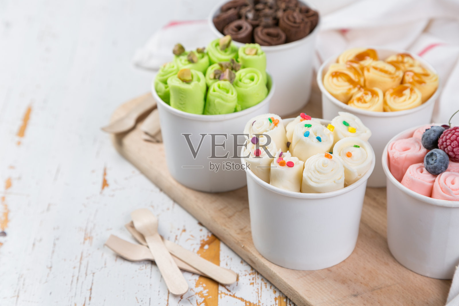 选择不同的卷冰淇淋在蛋筒杯照片摄影图片