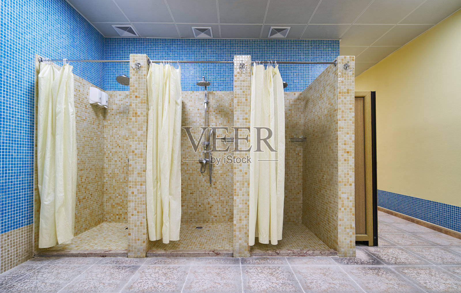 现代健身房的三个空浴室照片摄影图片