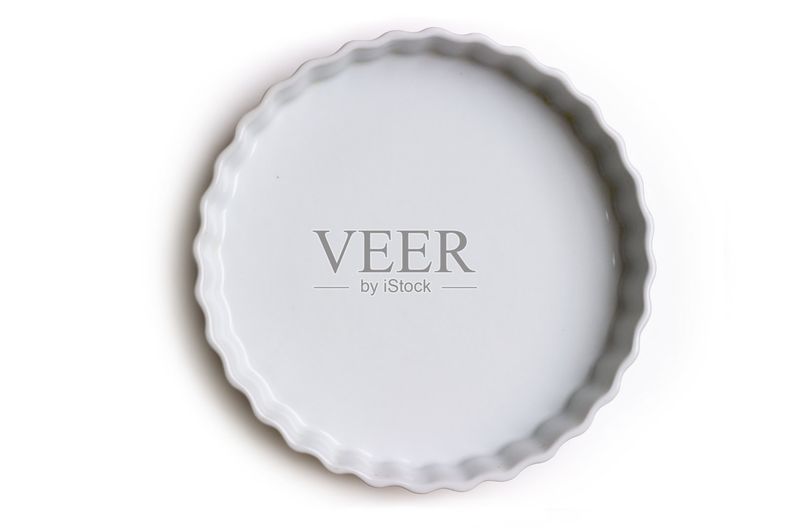 空陶瓷馅饼盘，白色背景;与复制空间照片摄影图片