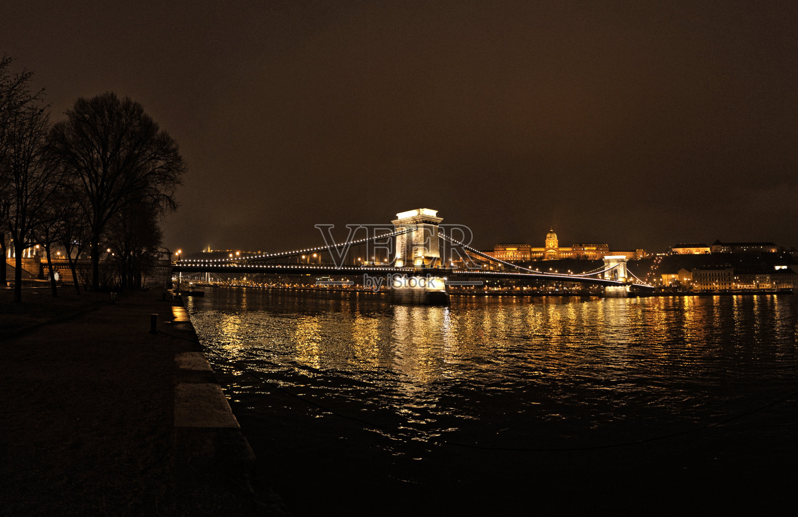 匈牙利布达佩斯夜晚的铁链桥照片摄影图片