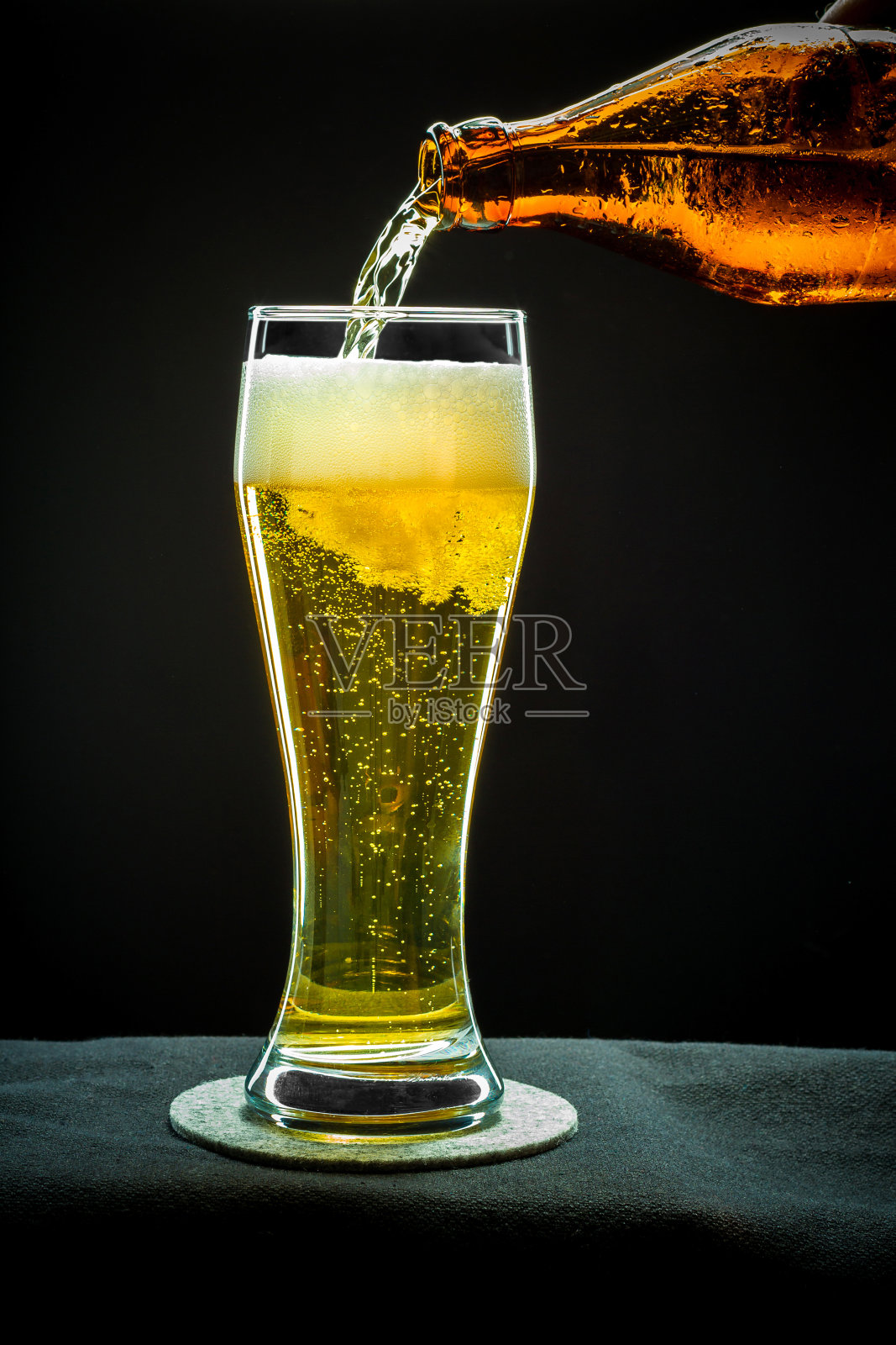 将玻璃杯装满金色啤酒照片摄影图片