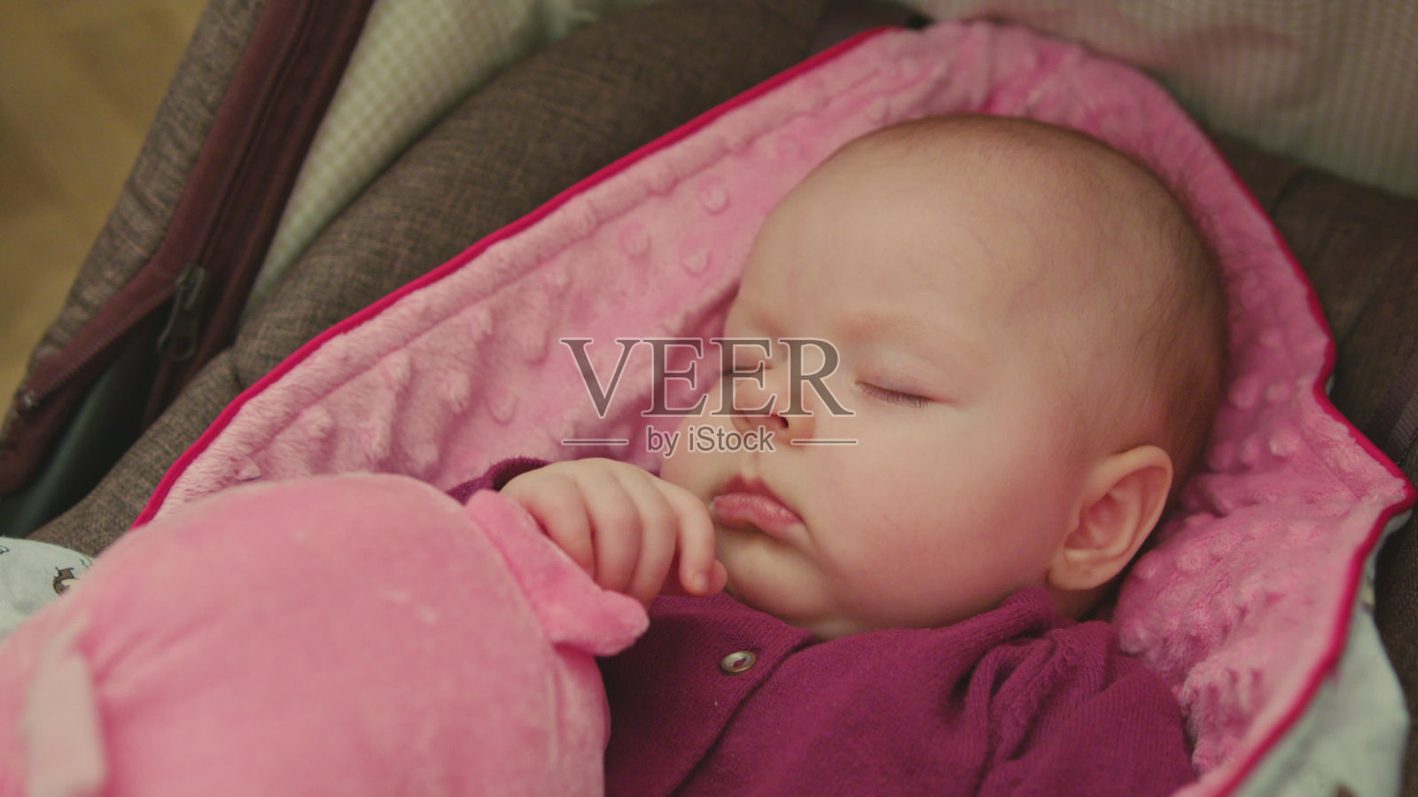 可爱的婴儿睡在粉红色的毯子上照片摄影图片